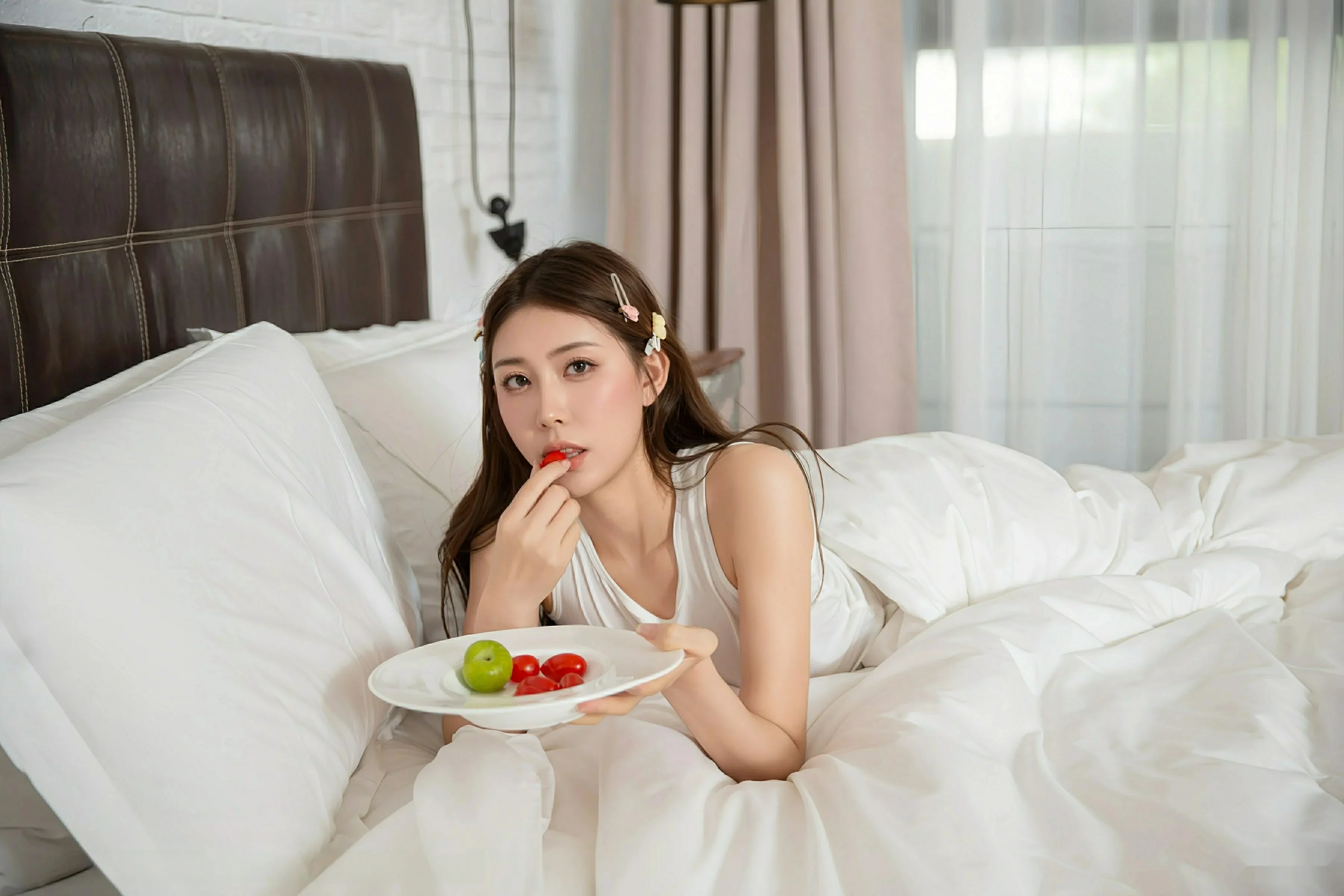 模特悦兮私房性感白色家居服搭配白色丝袜秀翘臀美腿诱惑写真72P-第1章-图片1