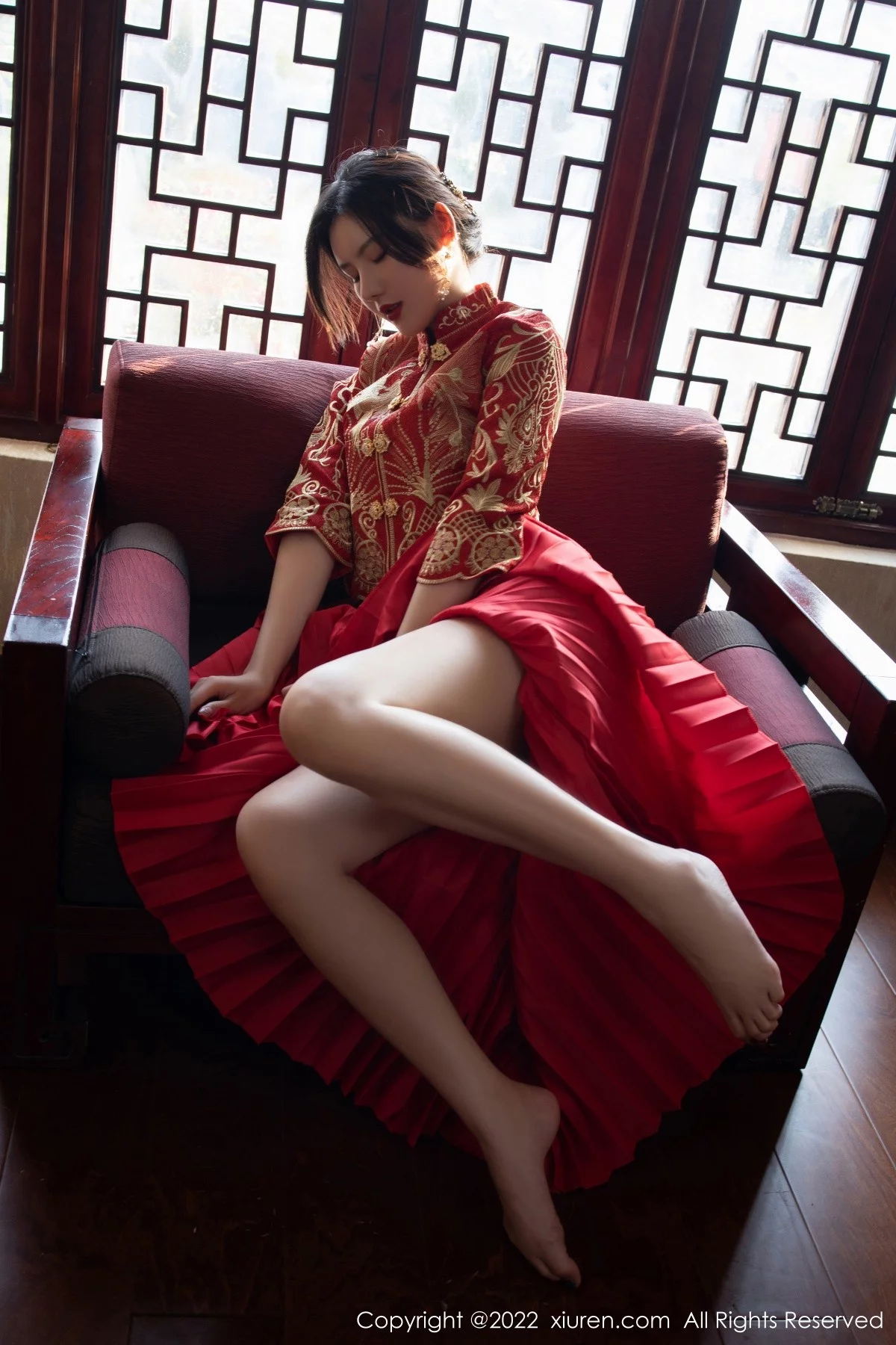 模特就是阿朱啊云南旅拍性感红色喜服露轻透情趣内衣诱惑写真70P-第1章-图片2