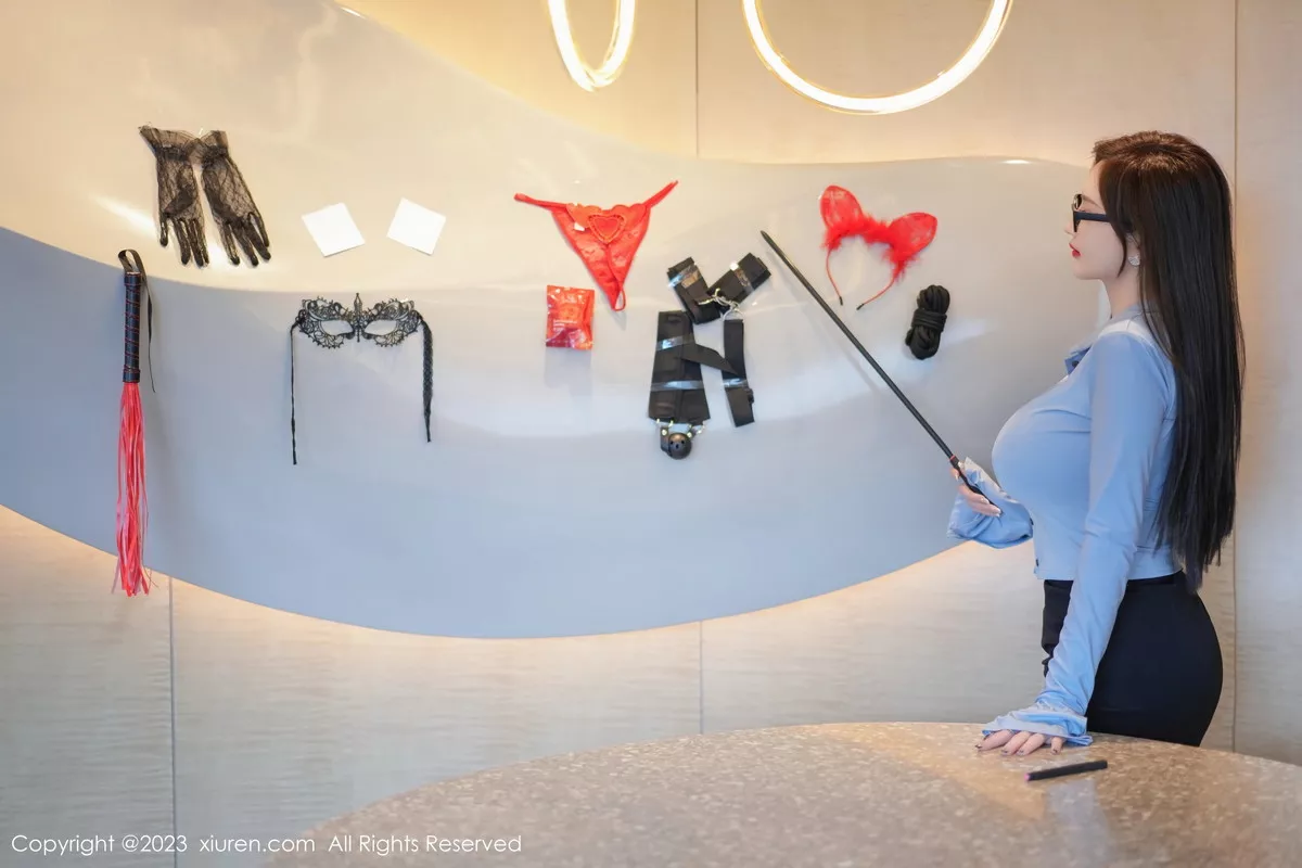 女神Carol周妍希蓝衬衫配黑短裙露开档黑丝秀翘臀美腿诱惑写真76P-第1章-图片1