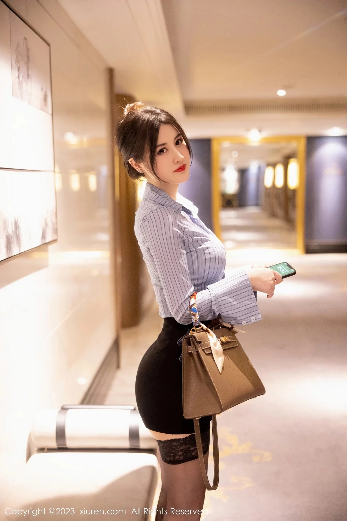 模特诗诗kiki条纹T恤配黑短裙露性感蕾丝内衣魅惑黑丝诱惑写真78P-第1章-图片1