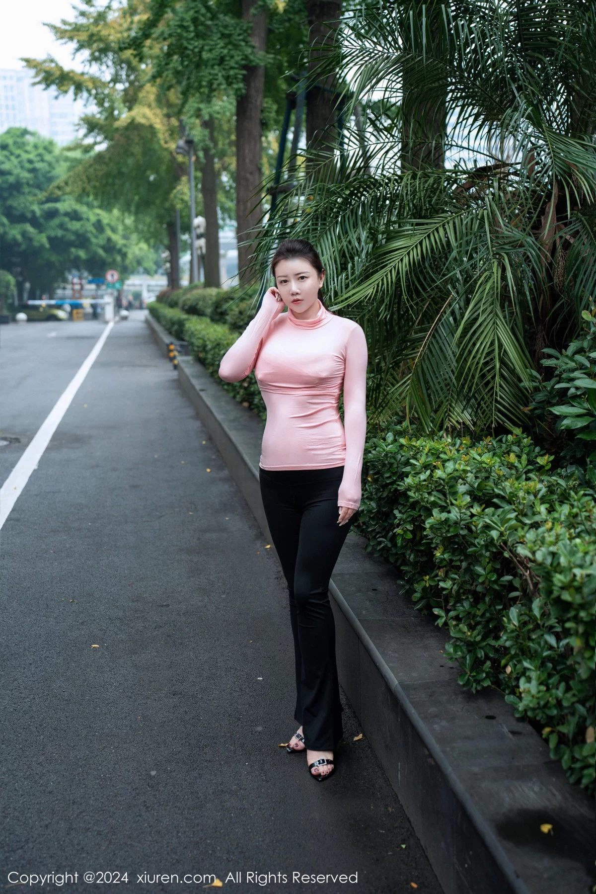 模特王婉悠Queen性感粉色上衣配黑长裤秀丰腴惹火身材诱惑写真94P-第1章-图片1