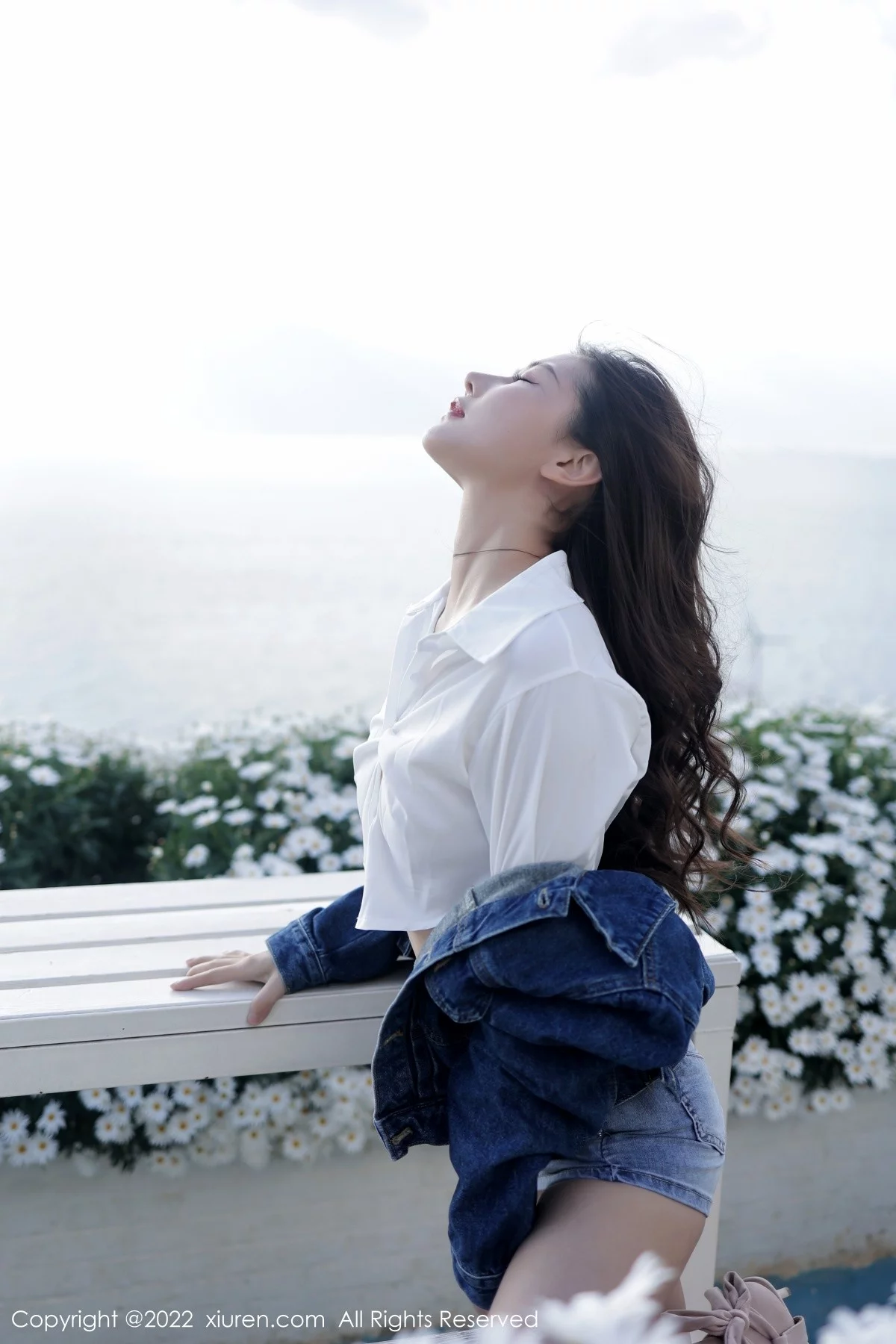 模特尹甜甜大理旅拍户外性感白T配牛仔短裤秀完美身材诱惑写真59P-第1章-图片1