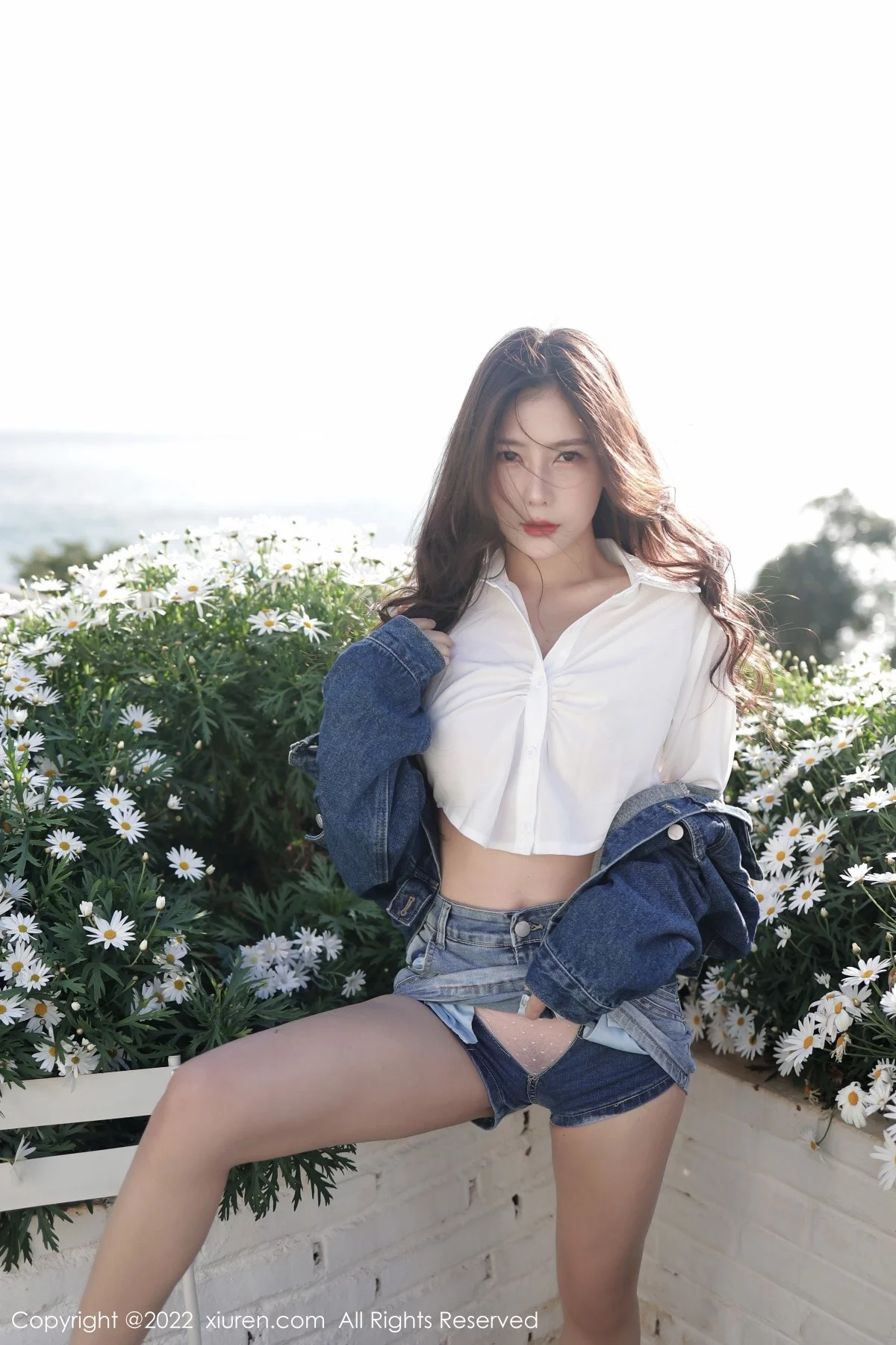 模特尹甜甜大理旅拍户外性感白T配牛仔短裤秀完美身材诱惑写真59P-第1章-图片2