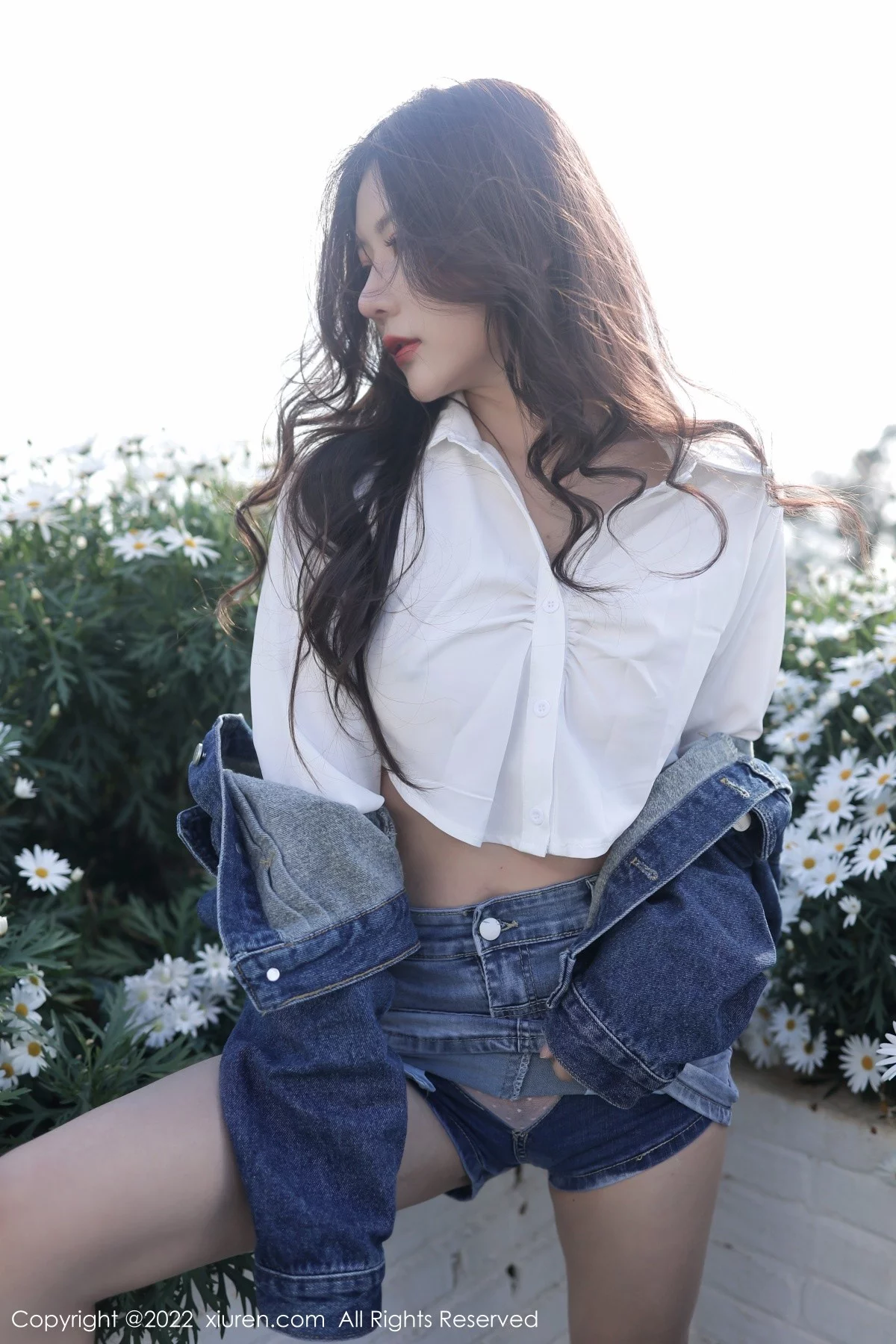 模特尹甜甜大理旅拍户外性感白T配牛仔短裤秀完美身材诱惑写真59P-第1章-图片3