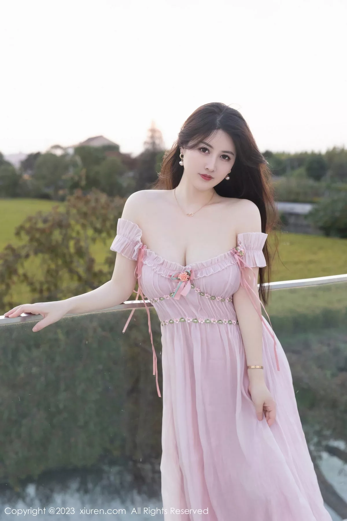 模特诗诗kiki性感粉色低胸裙露粉色蕾丝内衣秀丰腴身姿诱惑写真82P-第1章-图片1