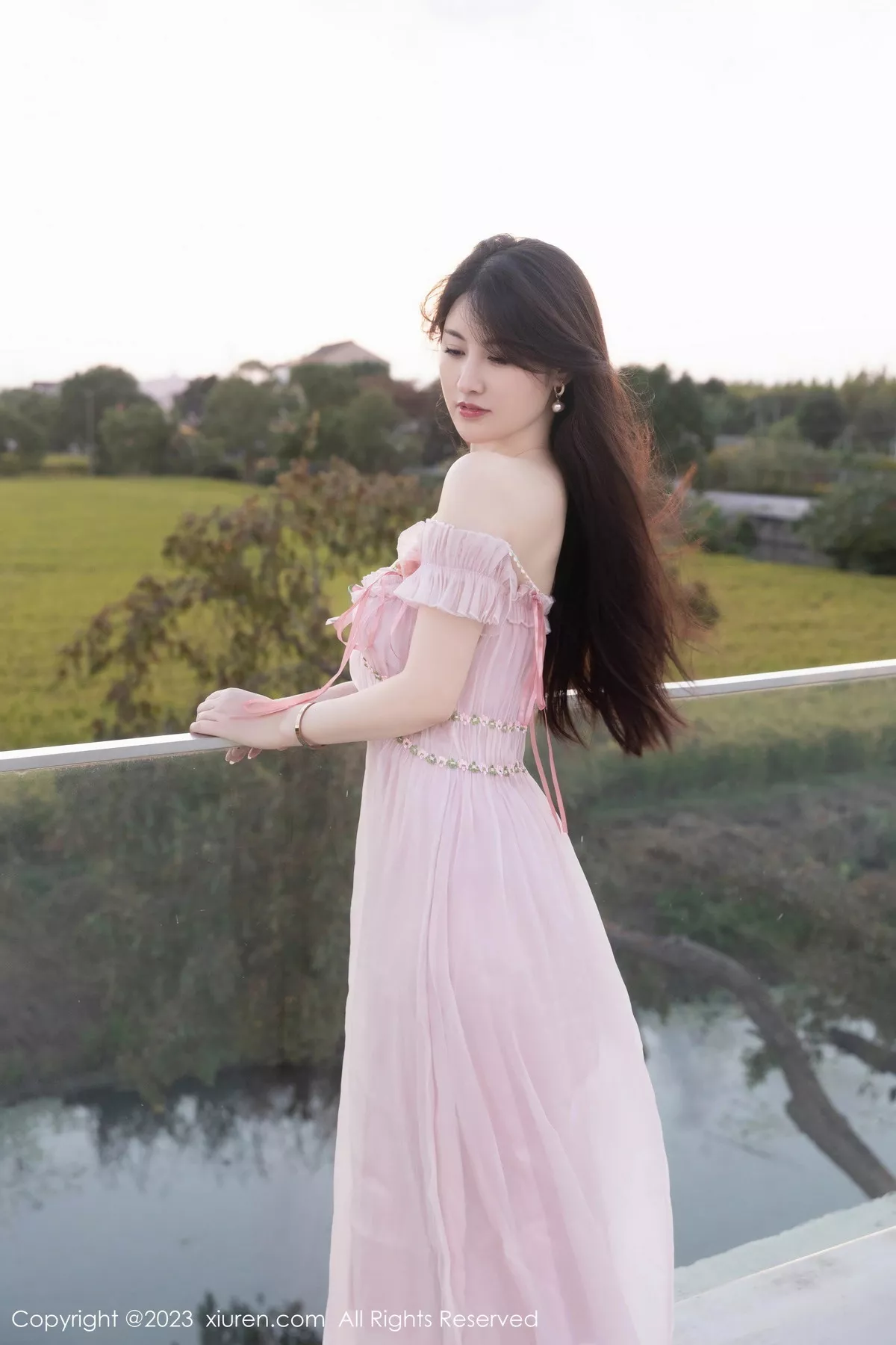 模特诗诗kiki性感粉色低胸裙露粉色蕾丝内衣秀丰腴身姿诱惑写真82P-第1章-图片2