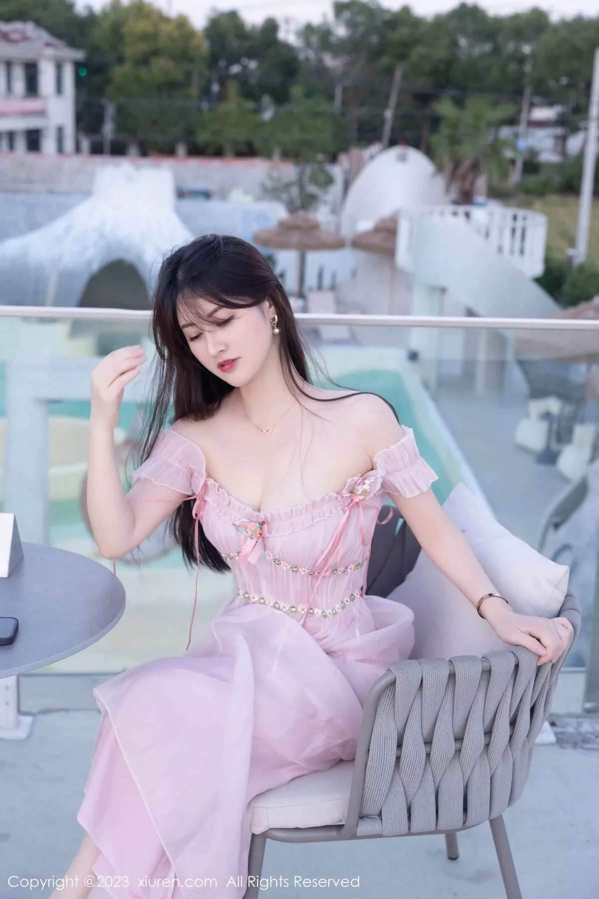 模特诗诗kiki性感粉色低胸裙露粉色蕾丝内衣秀丰腴身姿诱惑写真82P-第1章-图片3