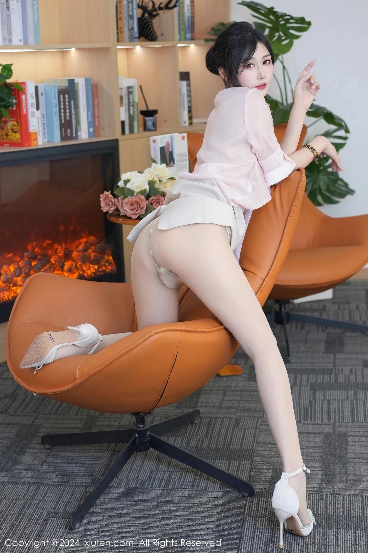 模特laura阿姣性感粉色上衣配白短裙露超薄肉丝秀美腿诱惑写真70P-第1章-图片2