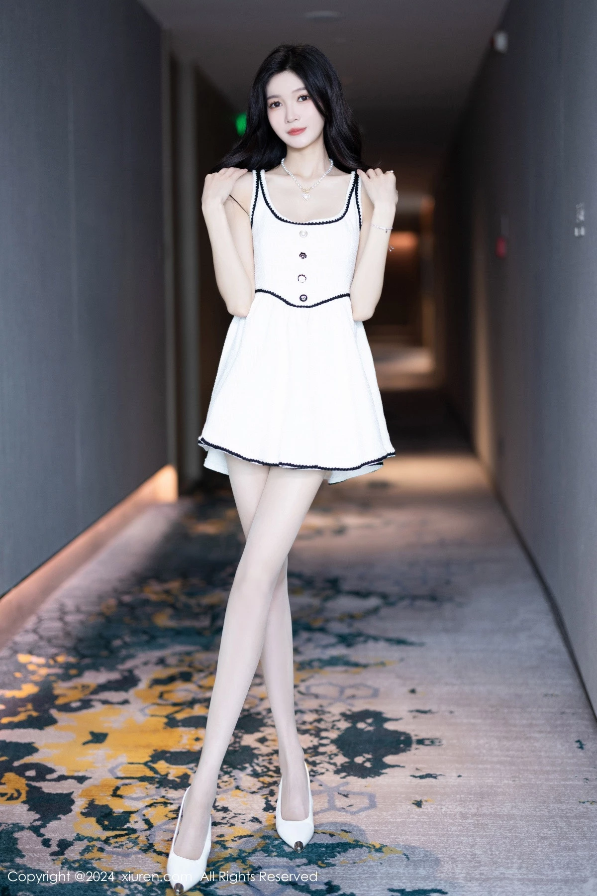 模特程程程私房性感白色连衣短裙配白色丝袜秀曼妙身姿迷人写真83P-第1章-图片2