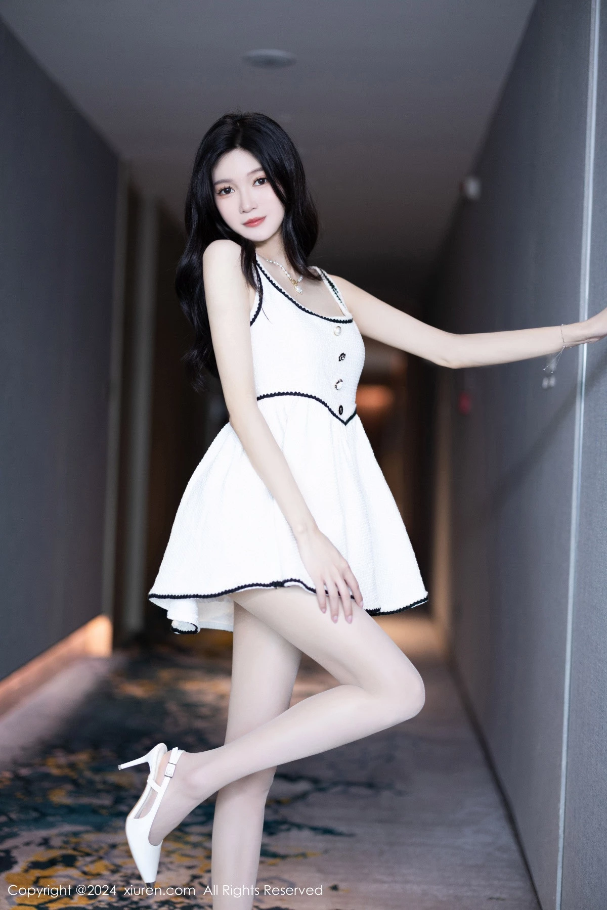 模特程程程私房性感白色连衣短裙配白色丝袜秀曼妙身姿迷人写真83P-第1章-图片3