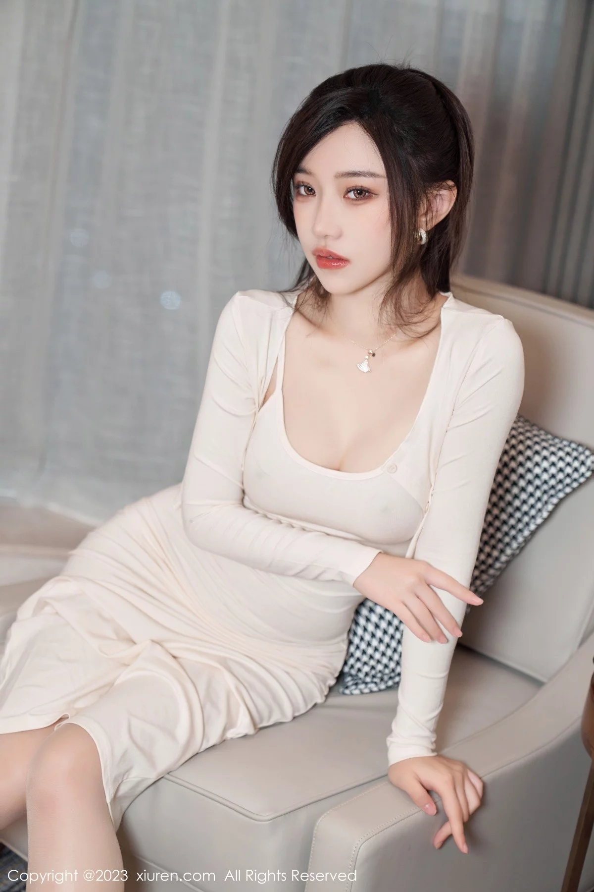 模特妙可可Cheese浅色吊带长裙配原色丝袜秀完美身材诱惑写真90P-第1章-图片1