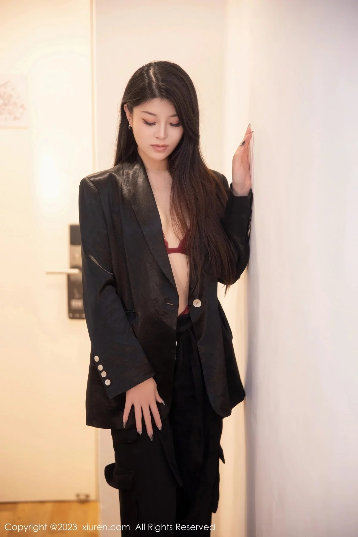 新人模特四月月脱深色西服露红色蕾丝内衣配黑丝吊袜诱惑写真76P-第1章-图片2