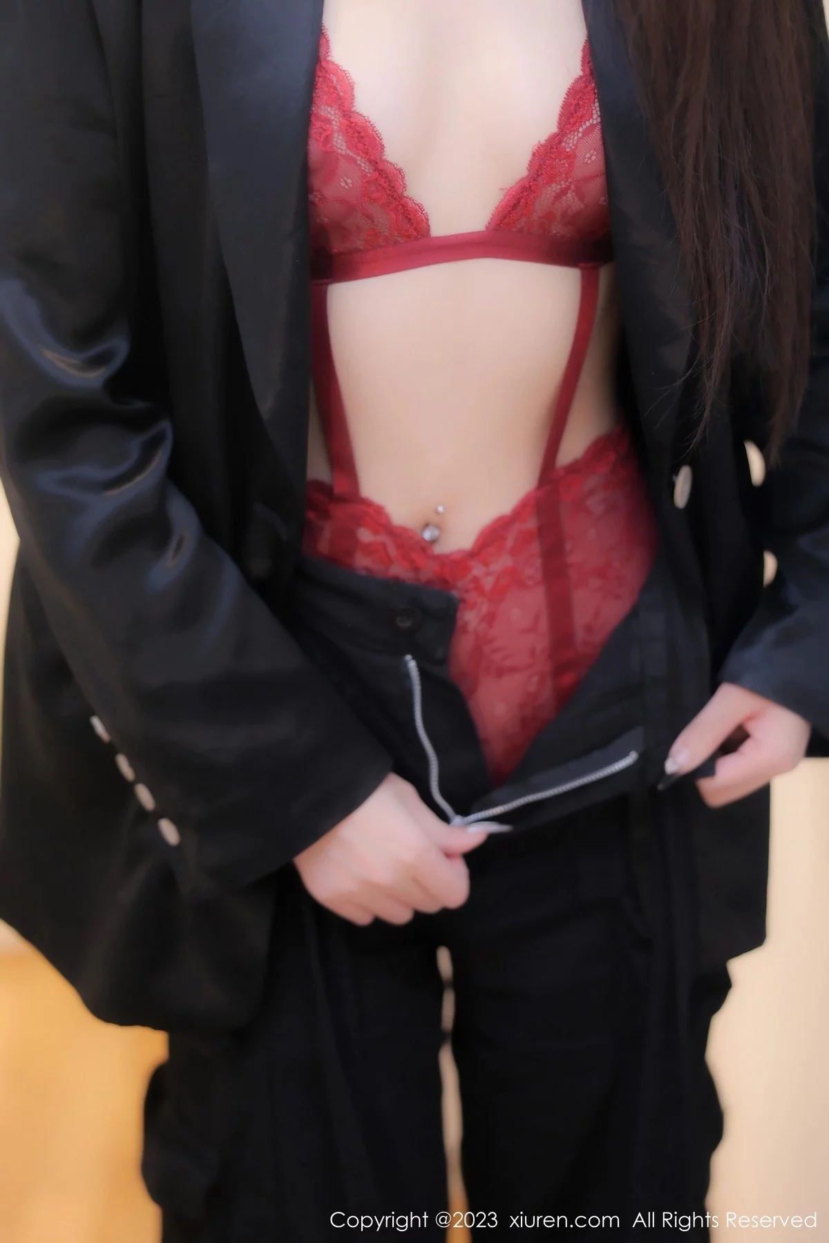 新人模特四月月脱深色西服露红色蕾丝内衣配黑丝吊袜诱惑写真76P-第1章-图片3