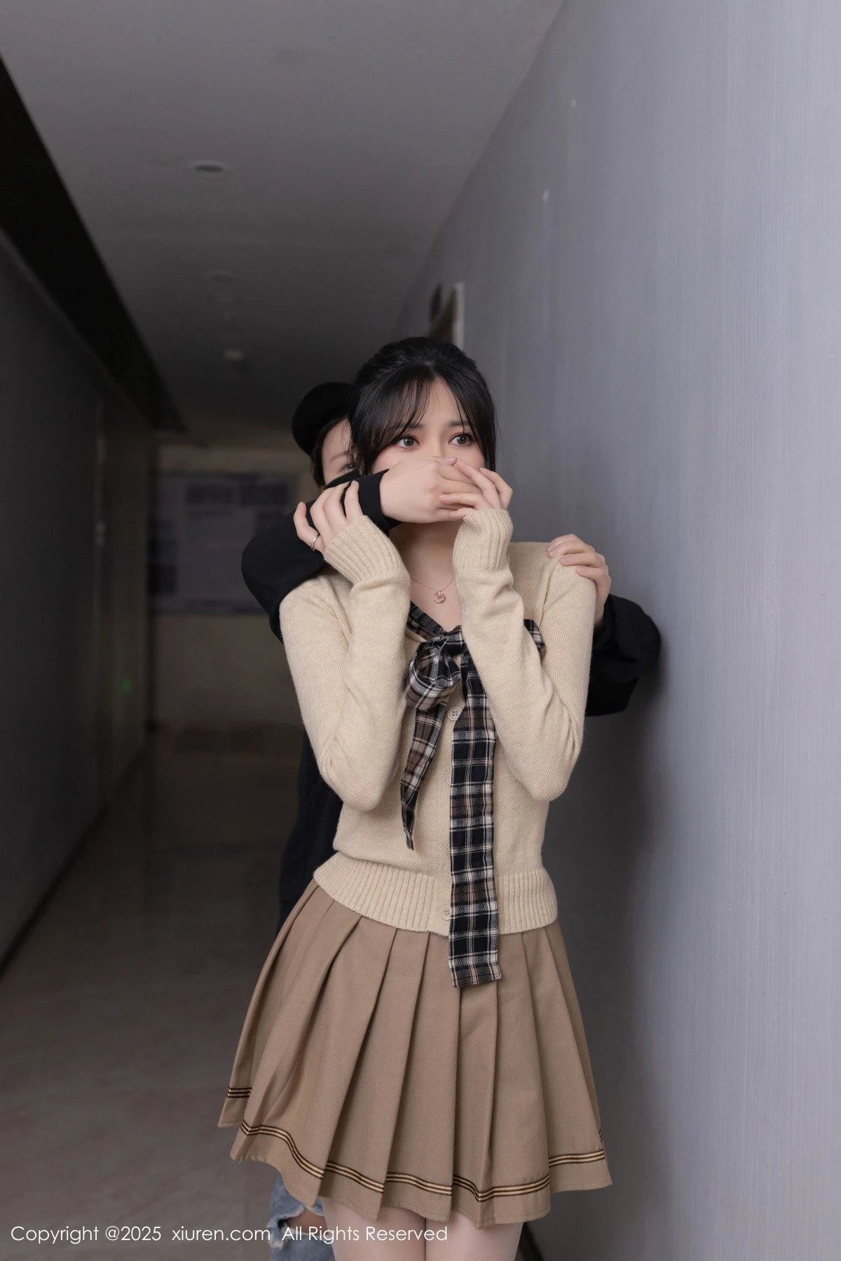 模特鱼子酱Fish性感浅色短裙配开档白丝秀曼妙身姿完美诱惑写真82P-第1章-图片3