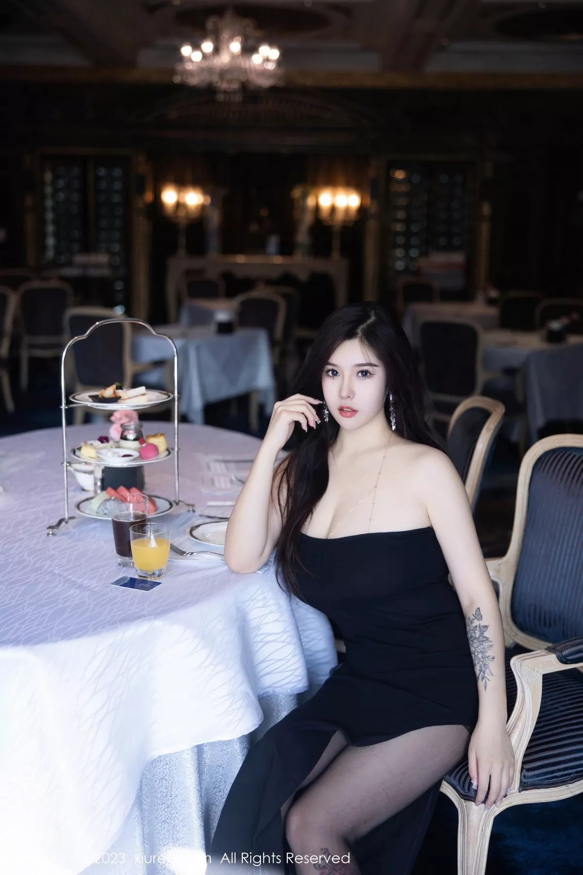 模特周思乔Betty性感黑色露肩短裙半脱秀豪乳遮点极致诱惑写真80P-第1章-图片1