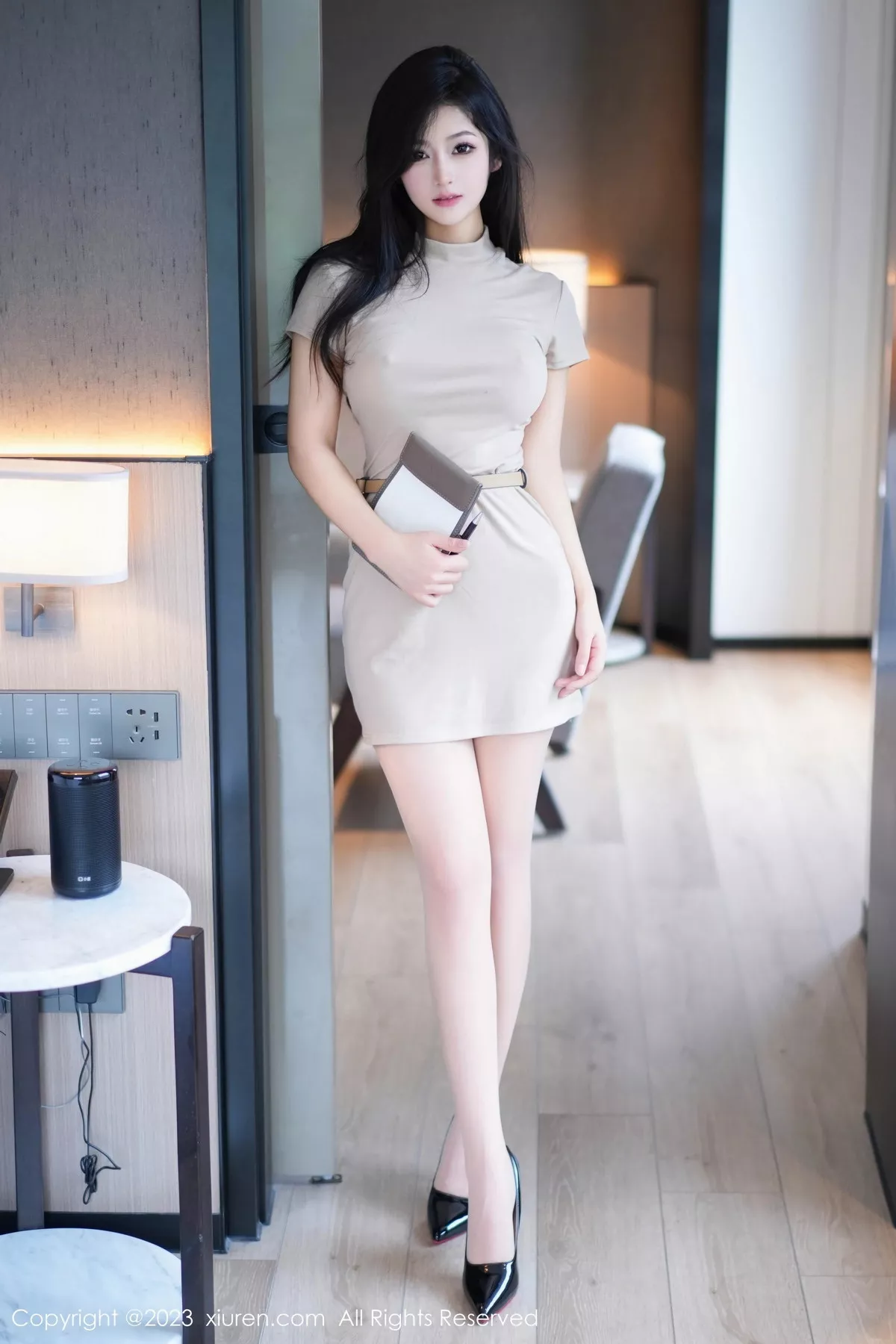 模特谭小灵性感杏色连衣短裙配超薄无内肉丝秀惹火身材诱惑写真81P-第1章-图片2