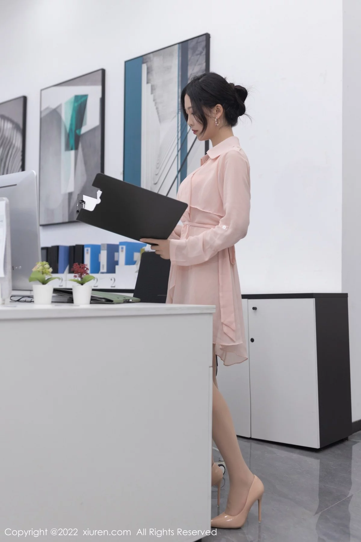 模特利世职员装扮粉色薄透连衣裙露性感粉色蕾丝内衣诱惑写真77P-第1章-图片1