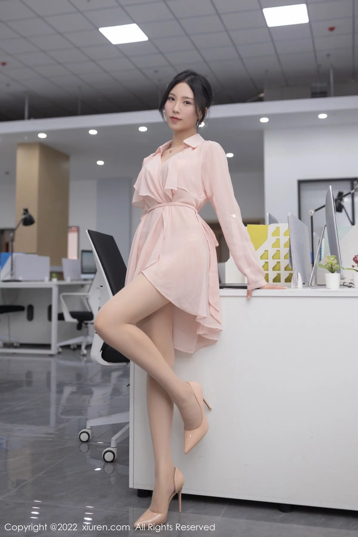 模特利世职员装扮粉色薄透连衣裙露性感粉色蕾丝内衣诱惑写真77P-第1章-图片2