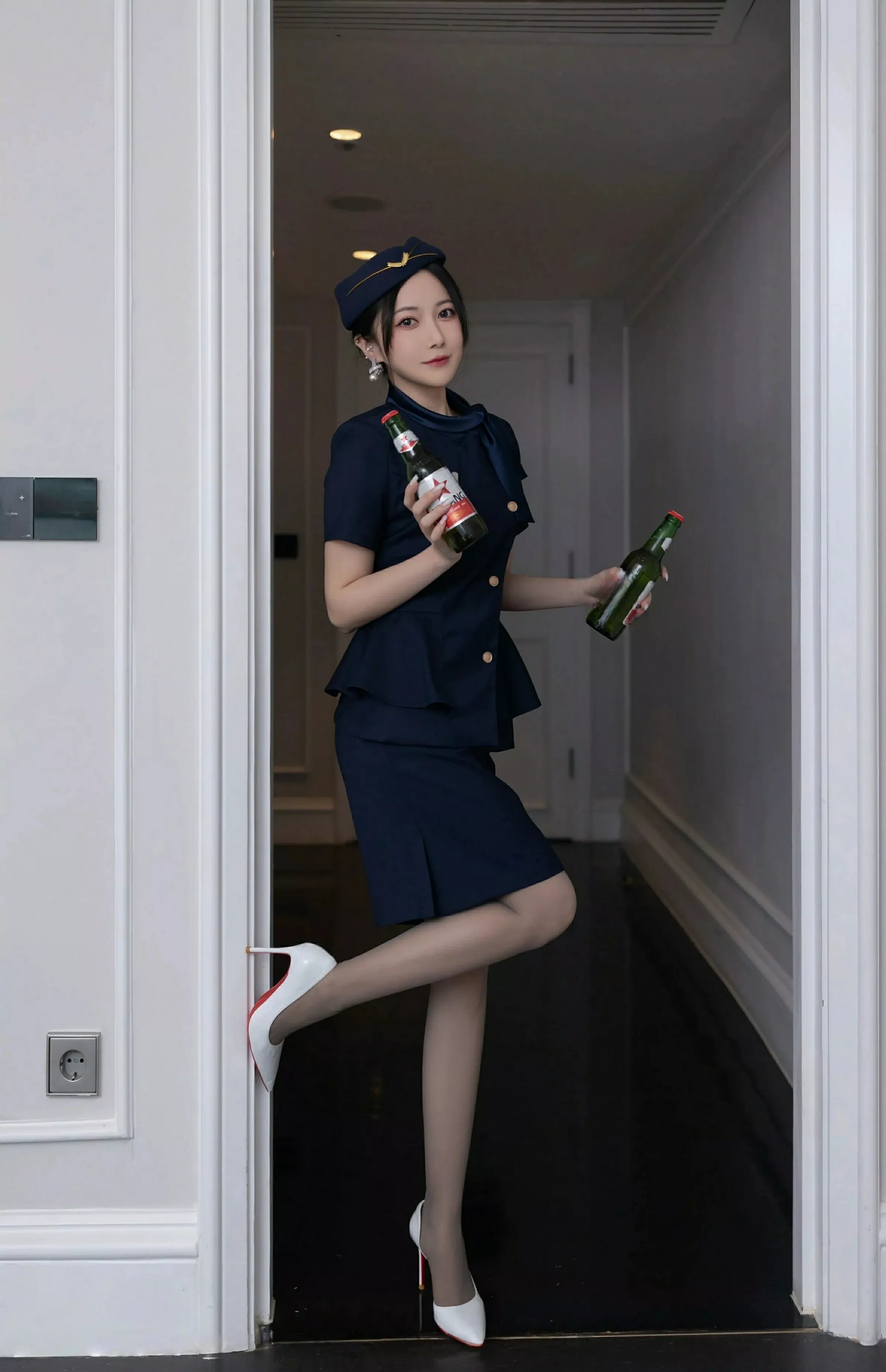 模特鱼子酱Fish性感空姐制服露白色内衣配灰丝袜秀美腿诱惑写真80P-第1章-图片3