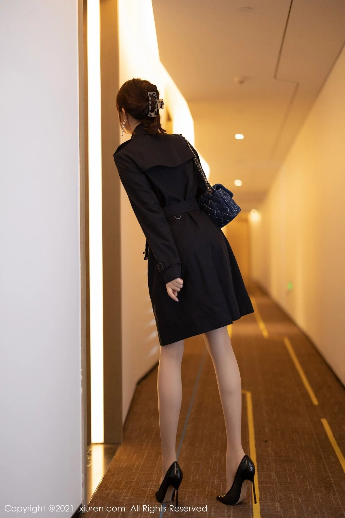 女神芝芝Booty私房脱风衣露情趣薄纱秀火辣身材撩人诱惑写真80P-第1章-图片1