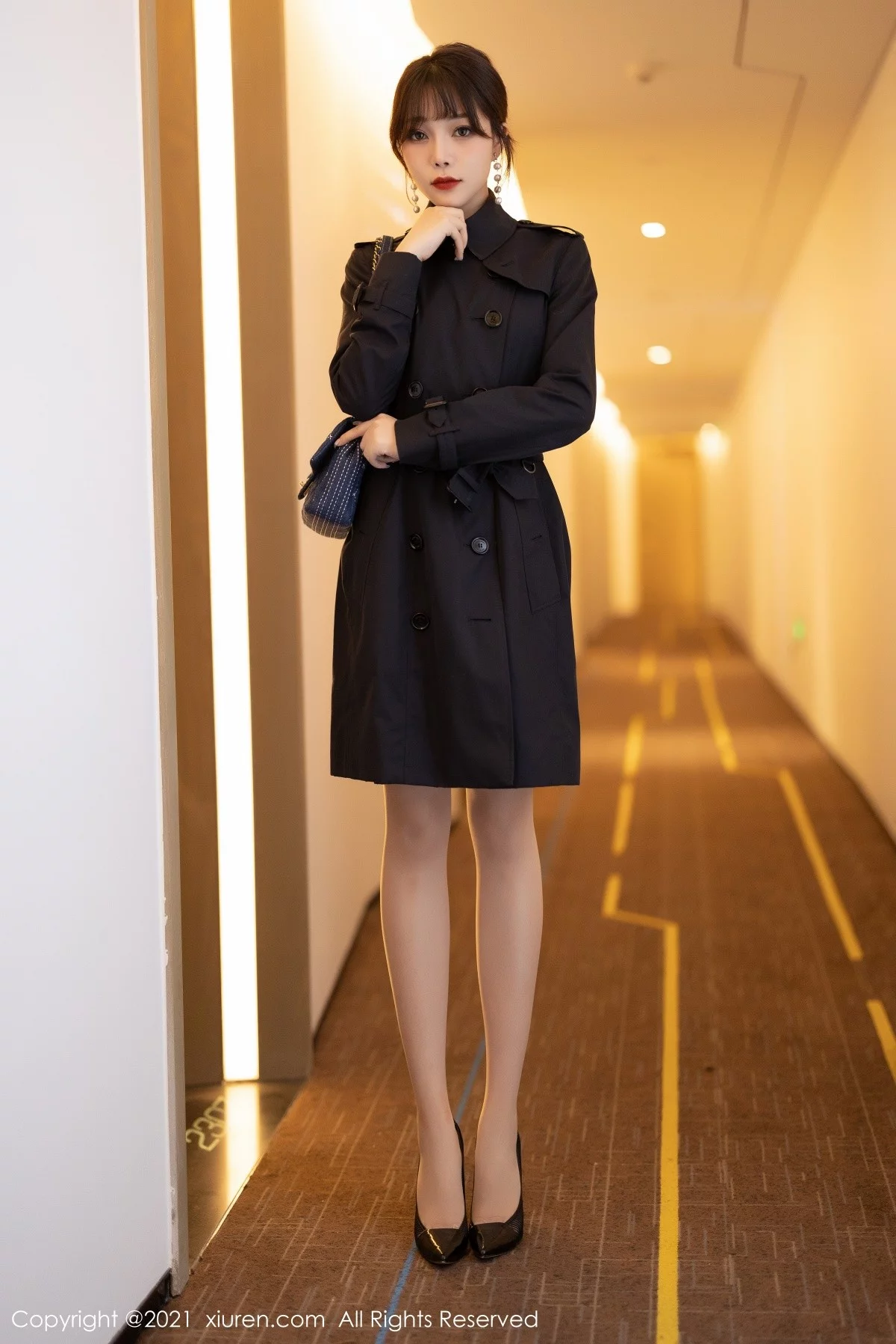 女神芝芝Booty私房脱风衣露情趣薄纱秀火辣身材撩人诱惑写真80P-第1章-图片2