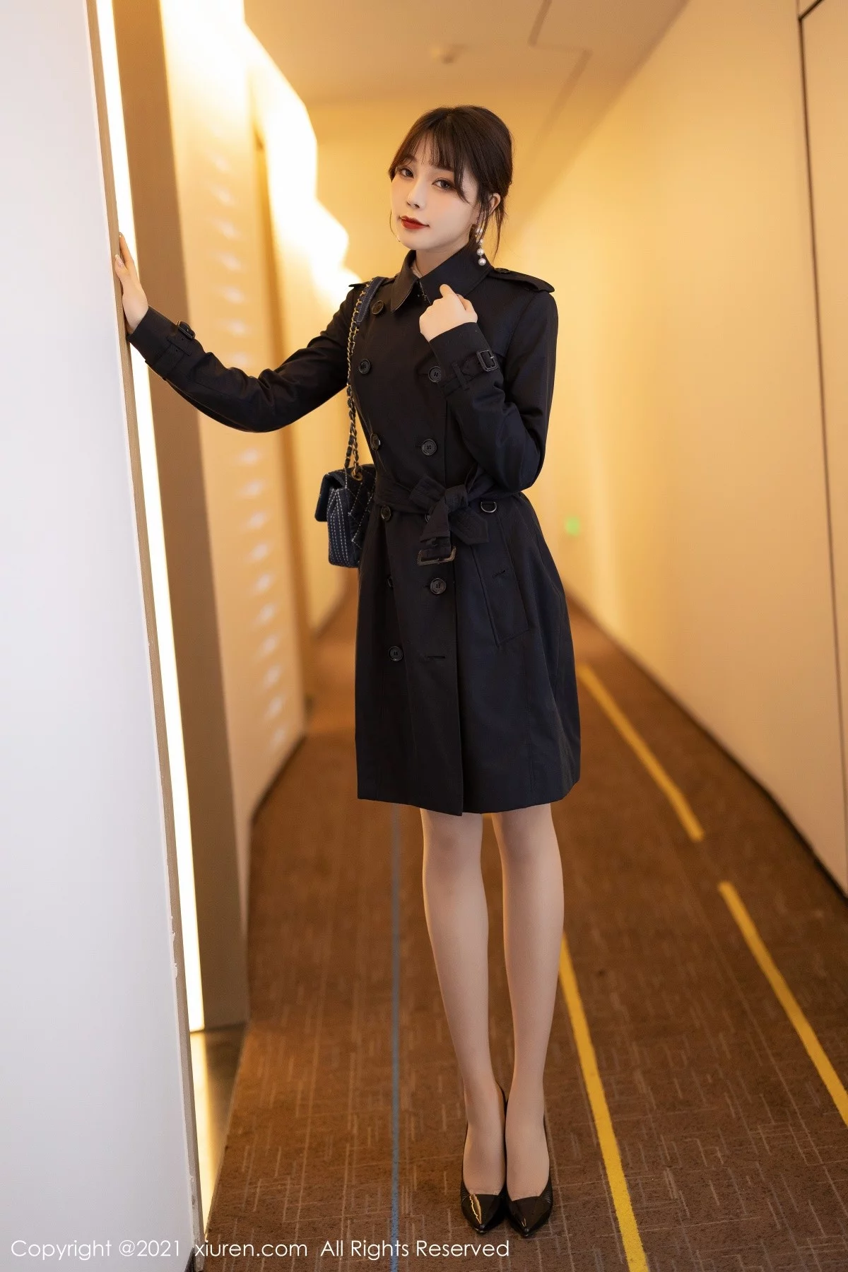 女神芝芝Booty私房脱风衣露情趣薄纱秀火辣身材撩人诱惑写真80P-第1章-图片3