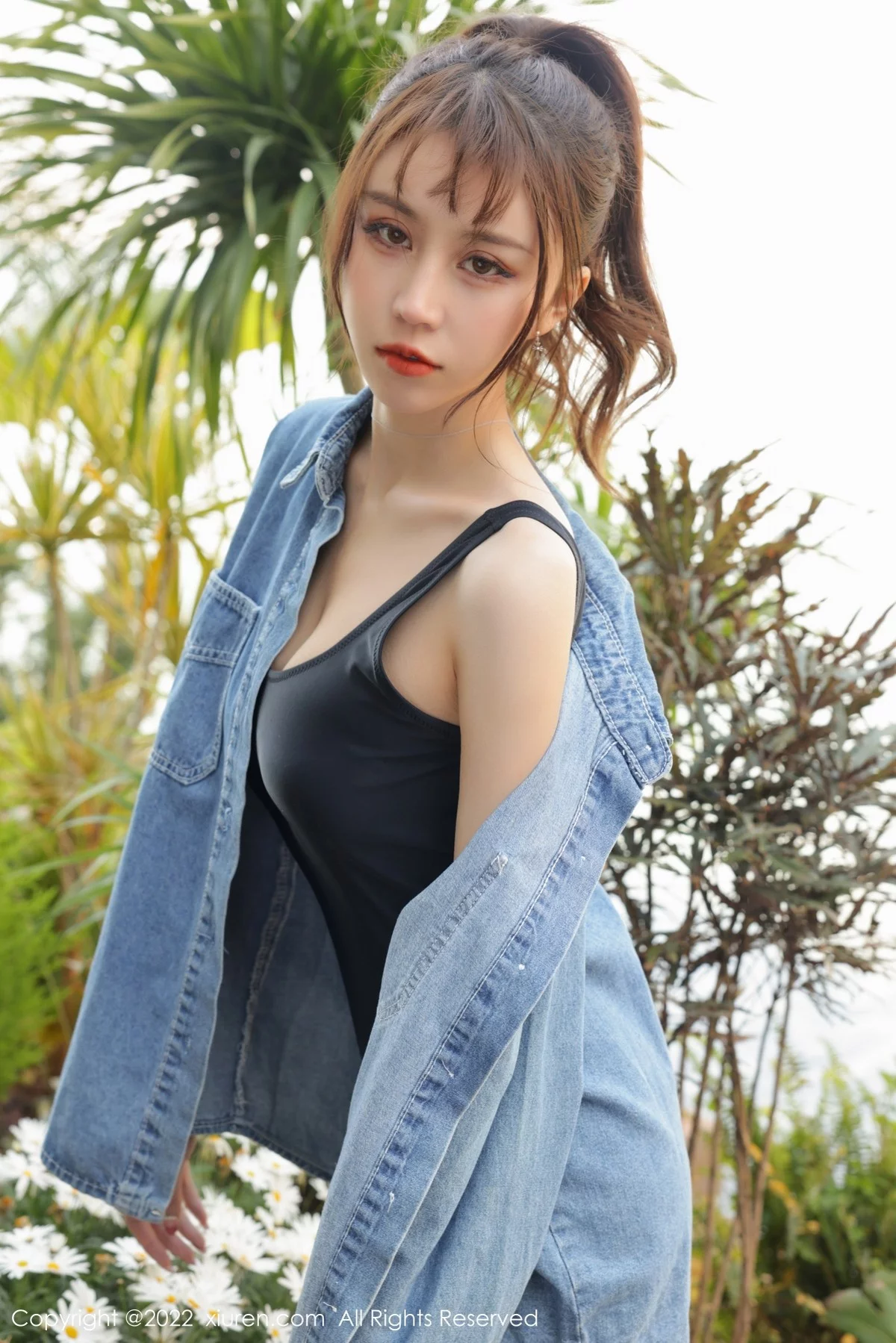 模特tina_甜仔大理旅拍脱牛仔衣露黑色连体衣秀凹凸身材诱惑写真40P-第1章-图片1