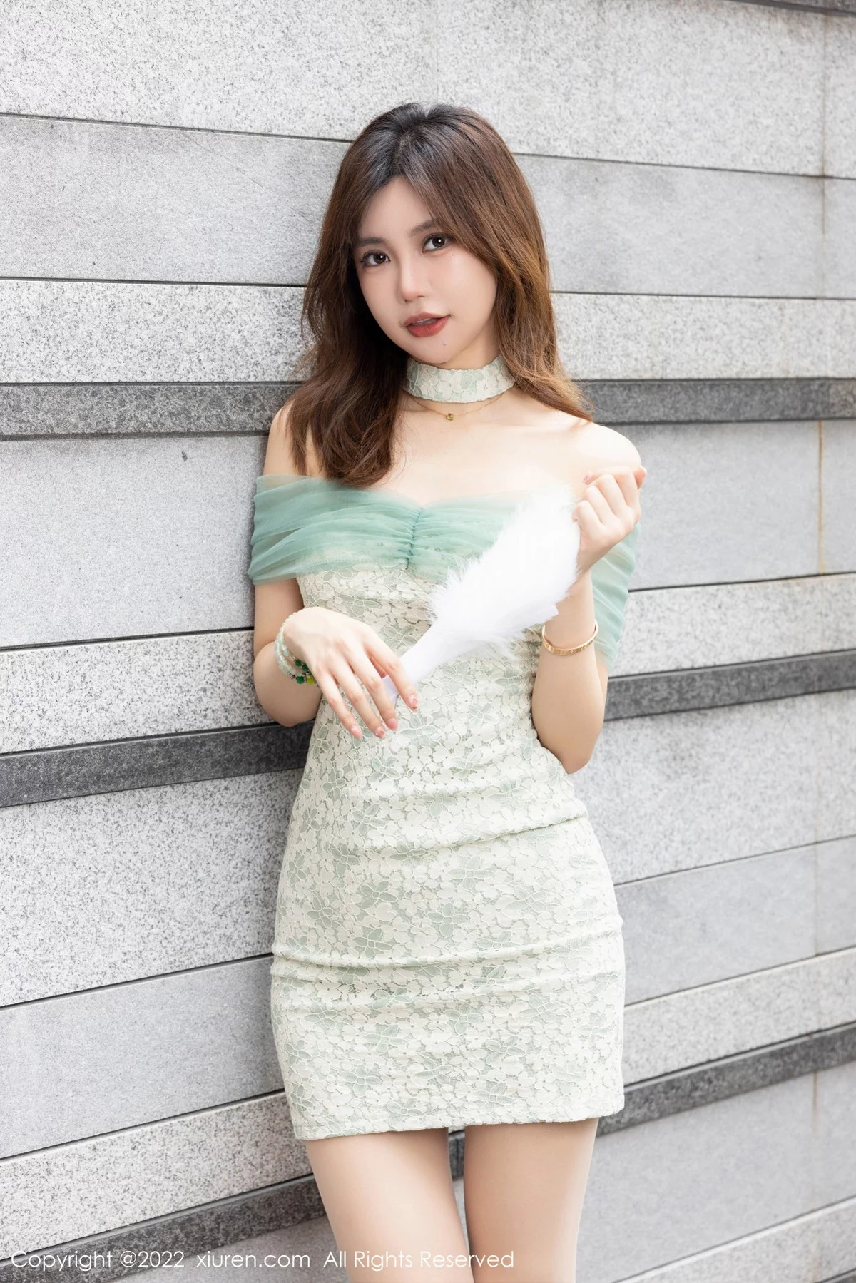 女神绮里嘉ula浅色露肩连衣裙露绿色蕾丝情趣内衣撩人诱惑写真70P-第1章-图片1