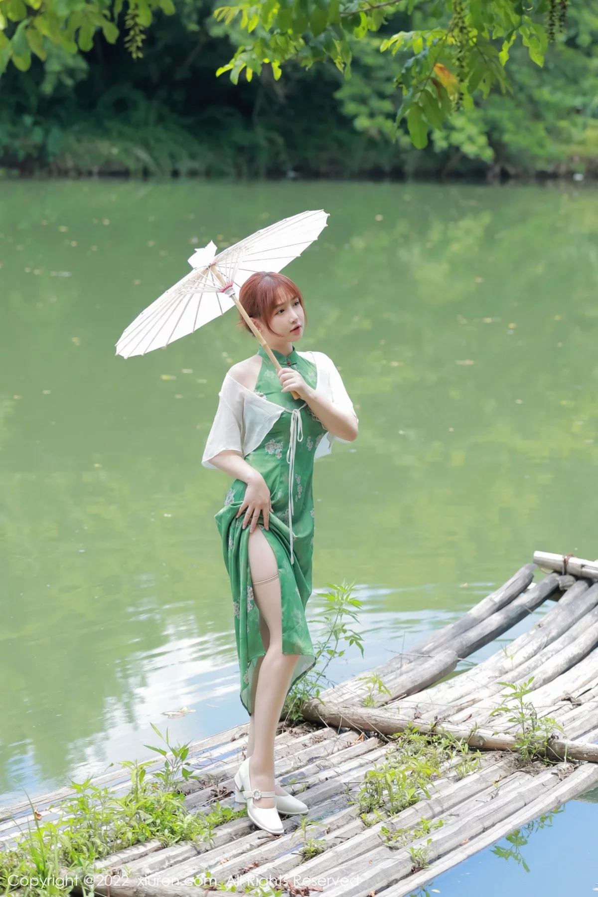 模特养乐多DoDo江边场景性感绿色旗袍配超薄肉丝迷人诱惑写真51P-第1章-图片2