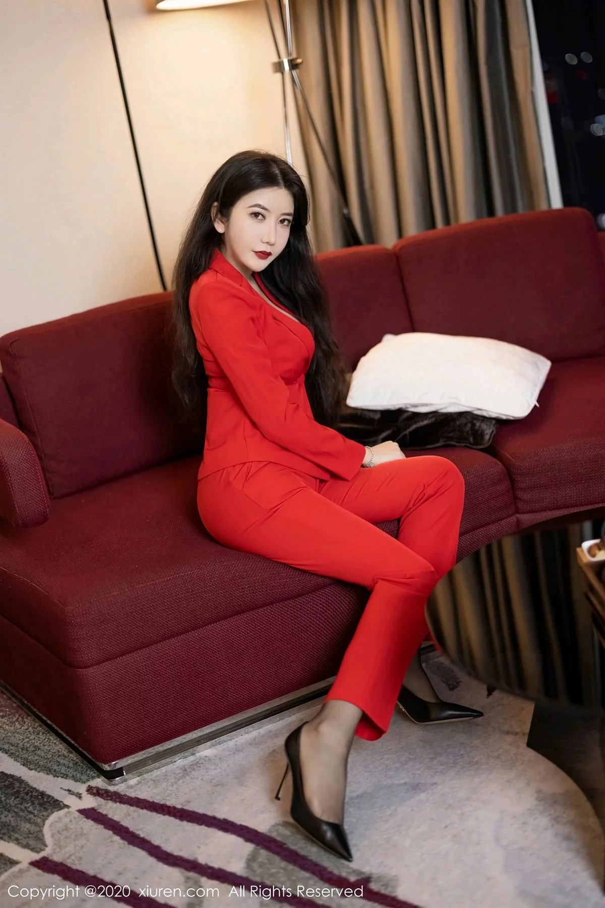 女神心妍小公主脱猩红飒爽西装露性感红色内衣秀丰满身材诱惑写真30P-第1章-图片1