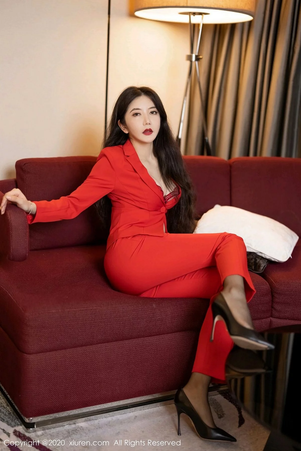 女神心妍小公主脱猩红飒爽西装露性感红色内衣秀丰满身材诱惑写真30P-第1章-图片2