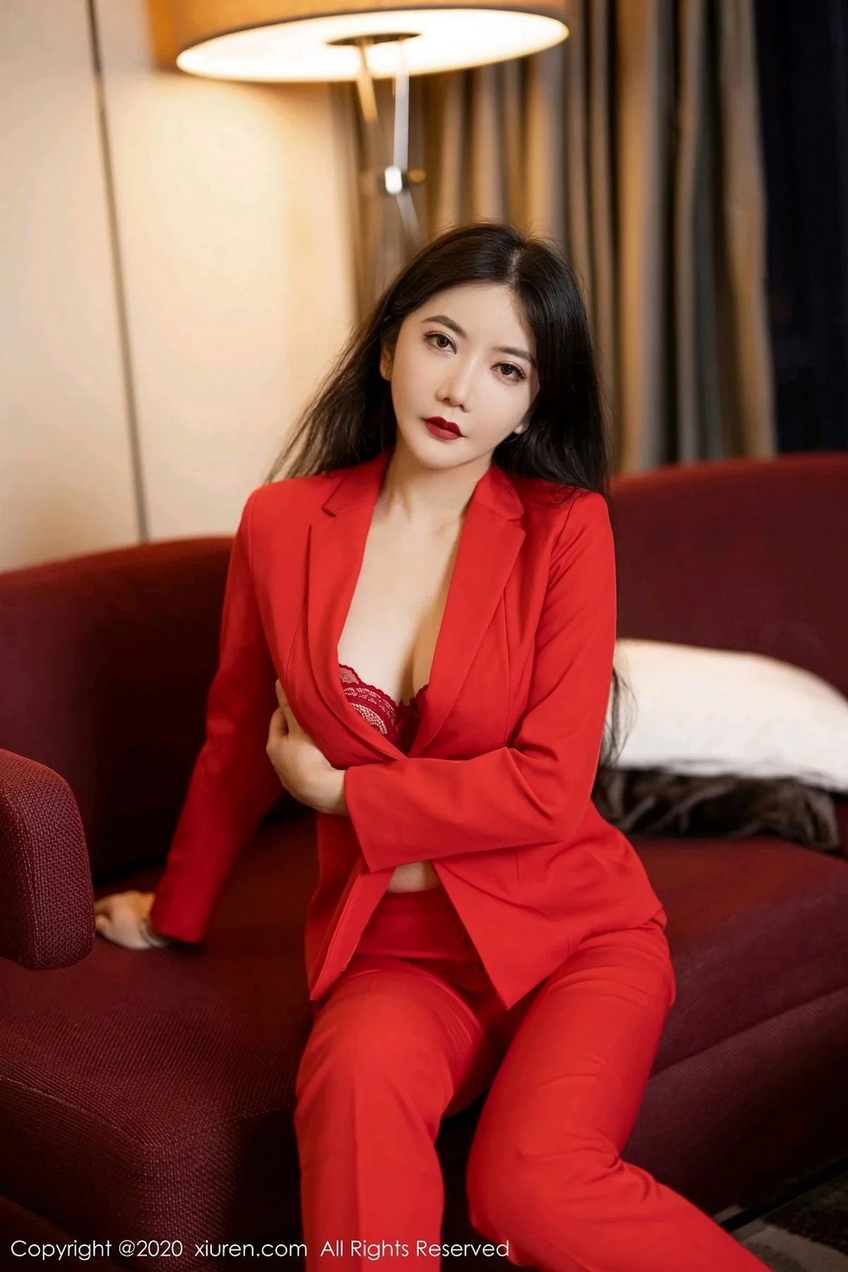 女神心妍小公主脱猩红飒爽西装露性感红色内衣秀丰满身材诱惑写真30P-第1章-图片3