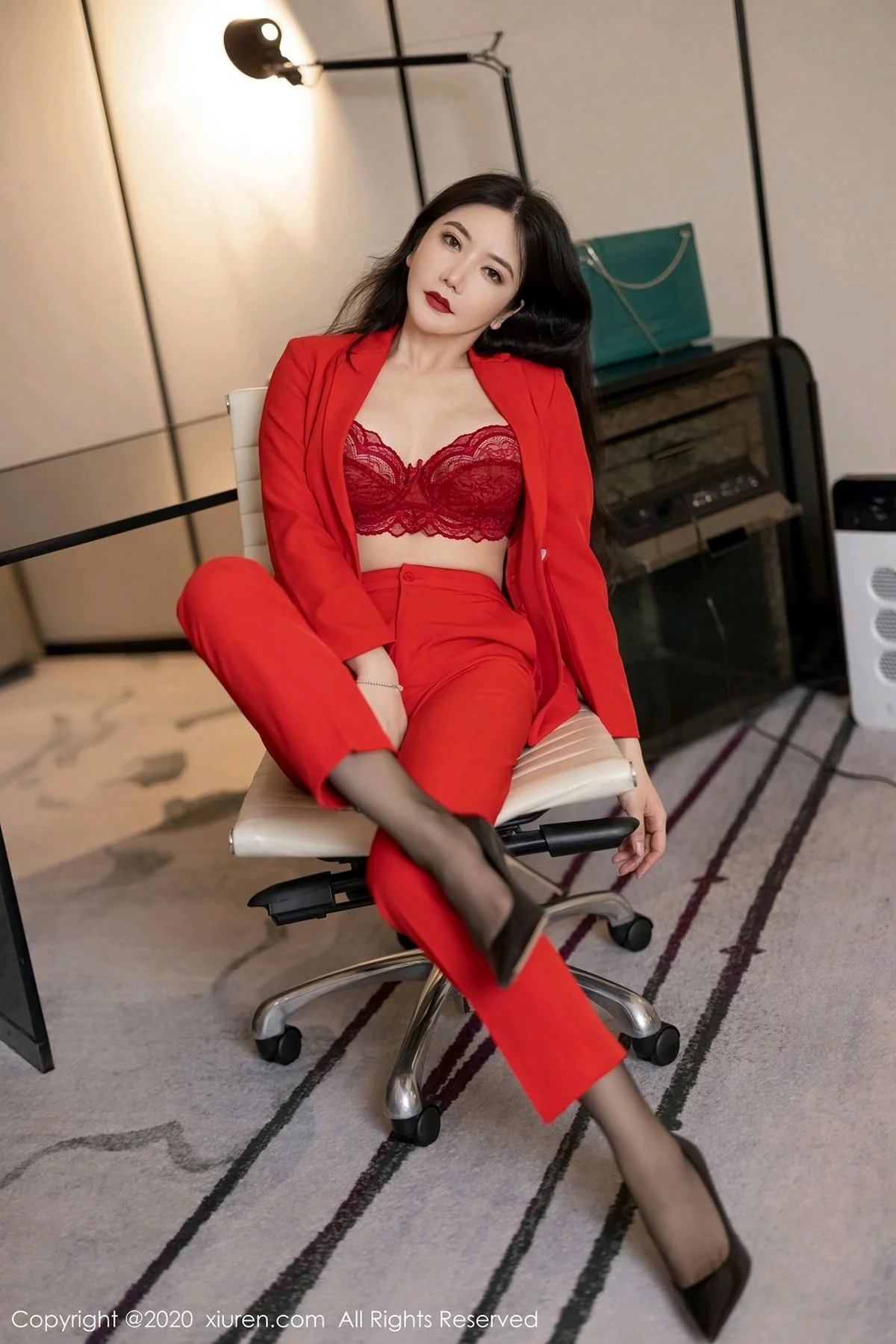 女神心妍小公主脱猩红飒爽西装露性感红色内衣秀丰满身材诱惑写真30P-第2章-图片3