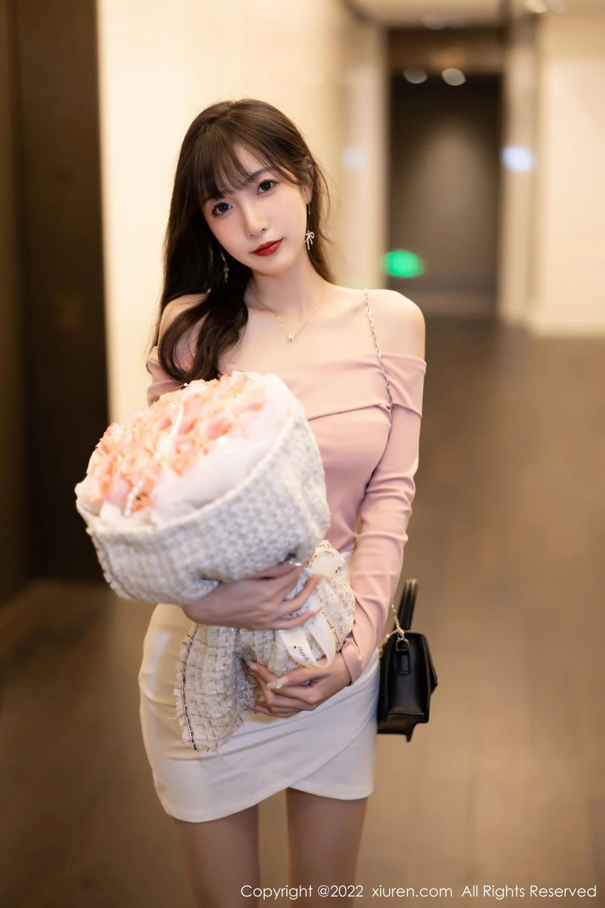 模特林星阑紫色露肩上衣配白短裙露蕾丝内衣开档肉丝诱惑写真81P-第1章-图片1