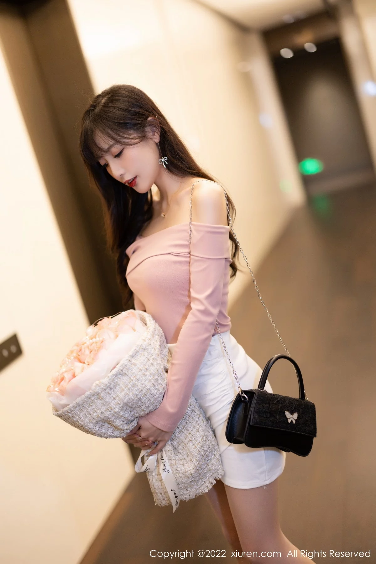 模特林星阑紫色露肩上衣配白短裙露蕾丝内衣开档肉丝诱惑写真81P-第1章-图片2