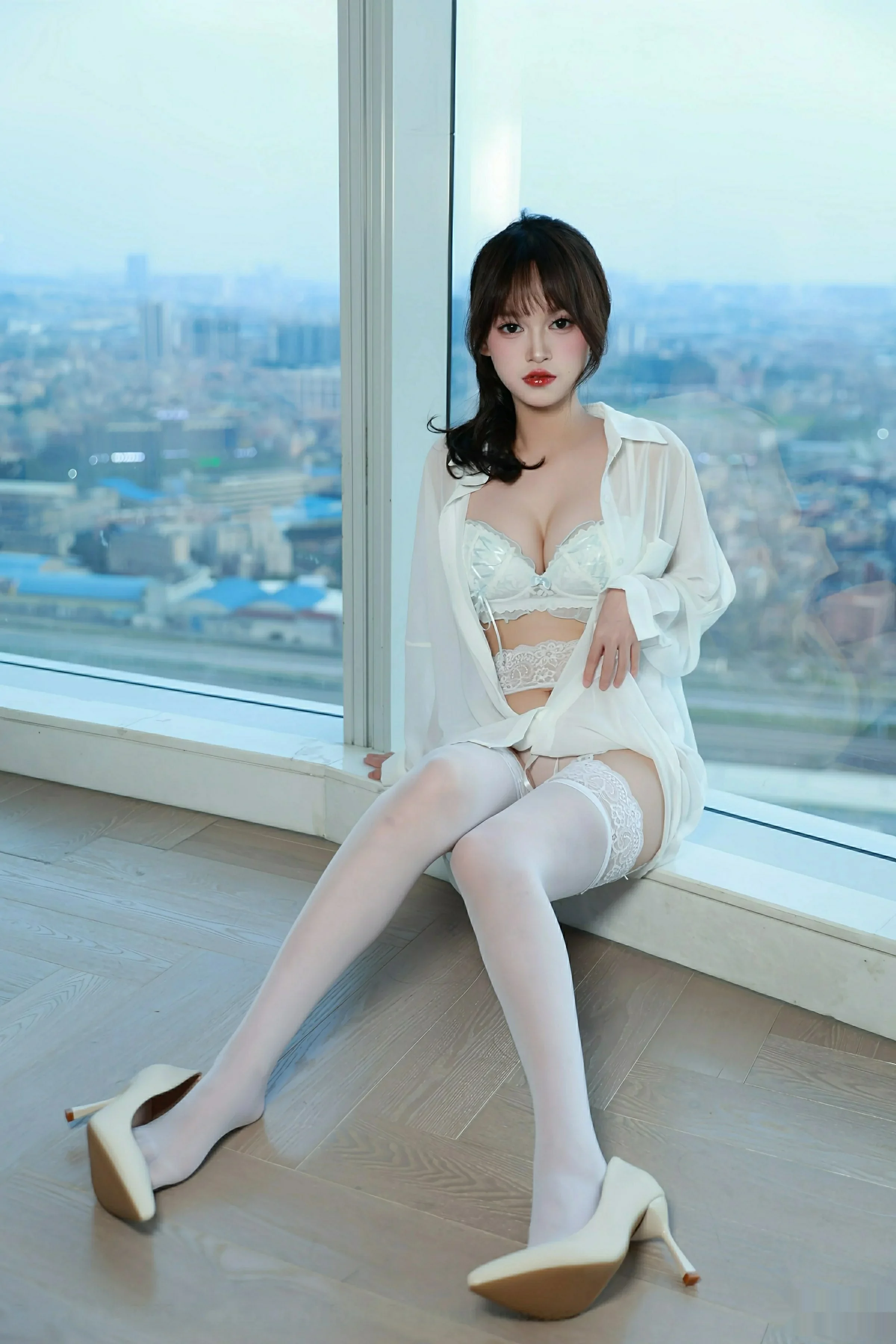 模特糯咪性感白色衬衫露白色内衣配白丝吊袜秀完美身材诱惑写真80P-第1章-图片4