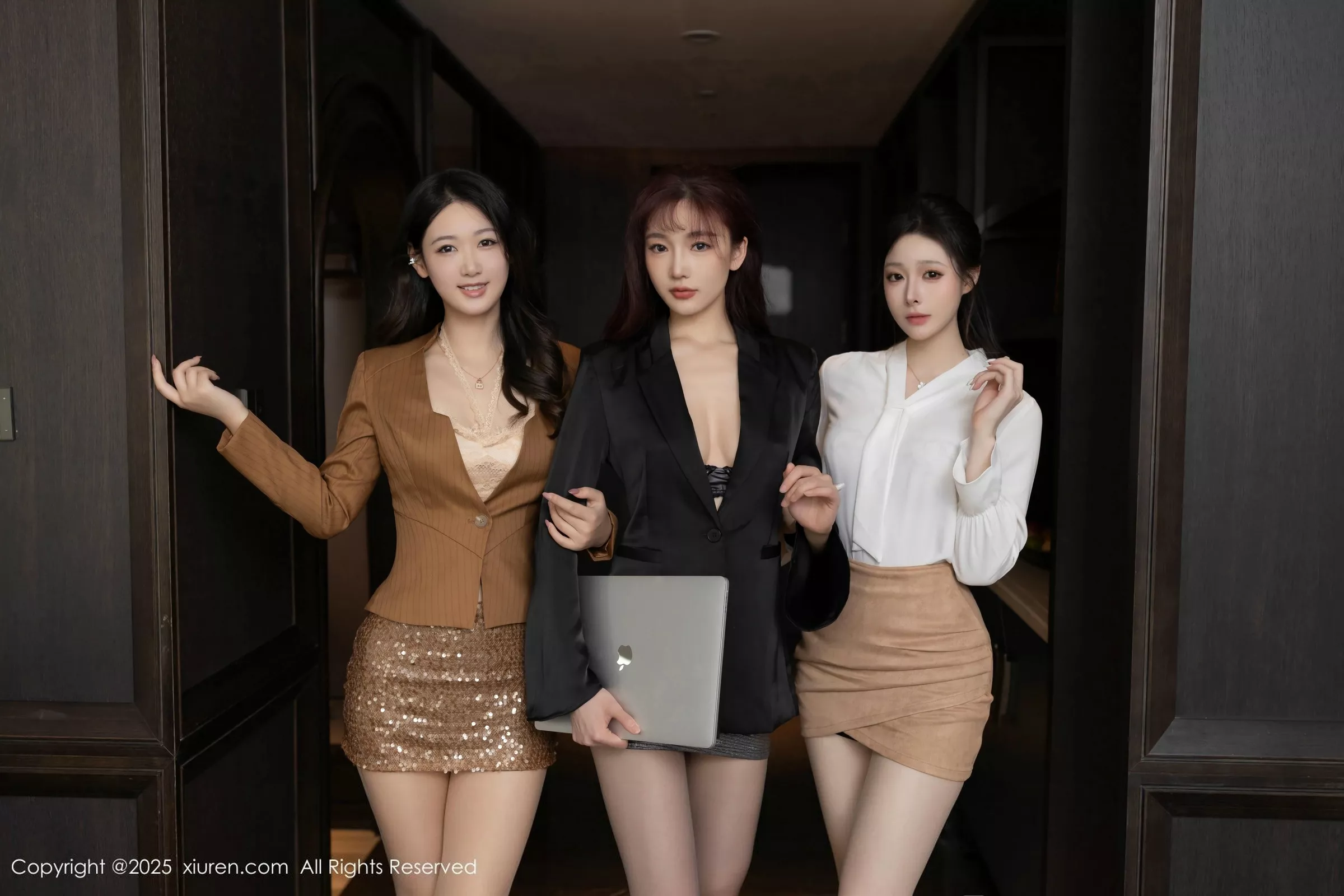 模特合集美女小逗逗＆陆萱萱＆唐安琪三大美女互动情节性感写真80P-第1章-图片1