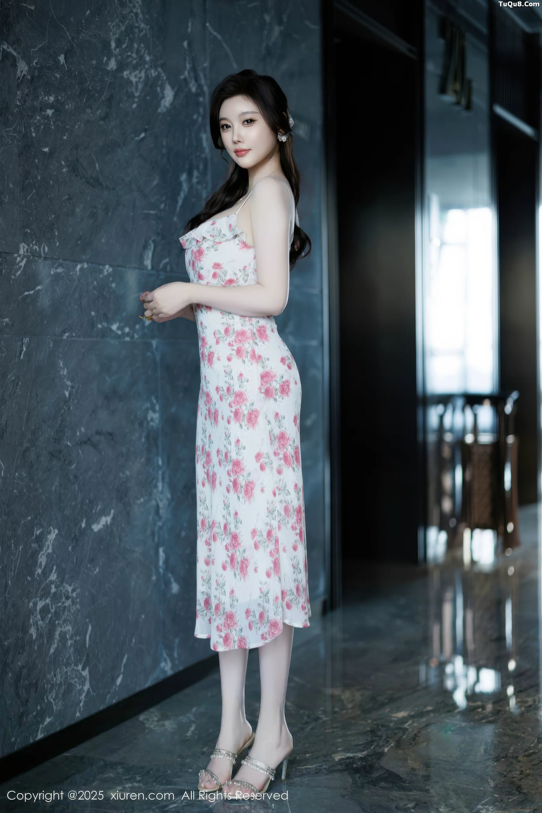 女神CHENCHEN.性感碎花裙露白色情趣内衣秀丰腴身材诱惑写真92P-第1章-图片1