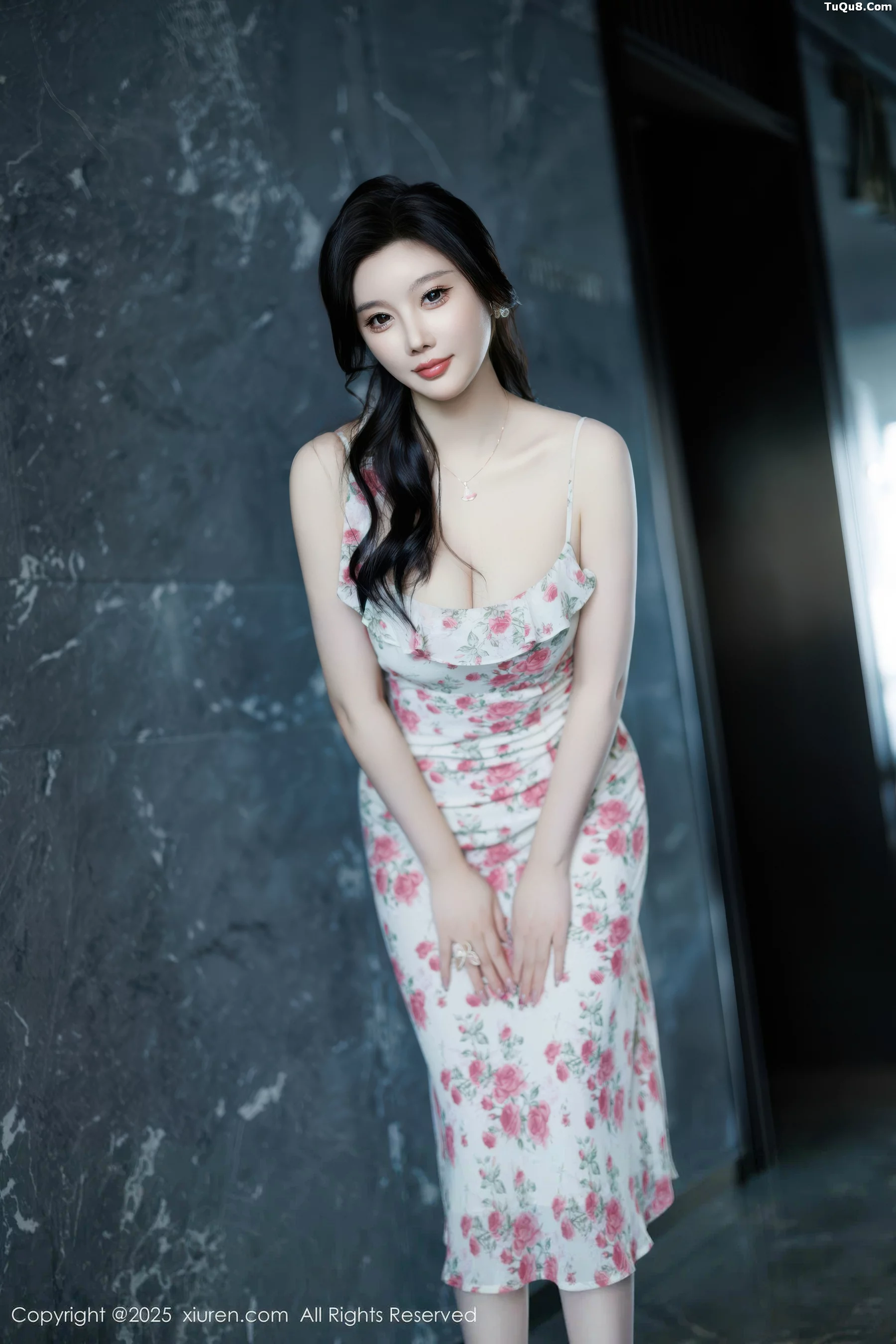 女神CHENCHEN.性感碎花裙露白色情趣内衣秀丰腴身材诱惑写真92P-第1章-图片2