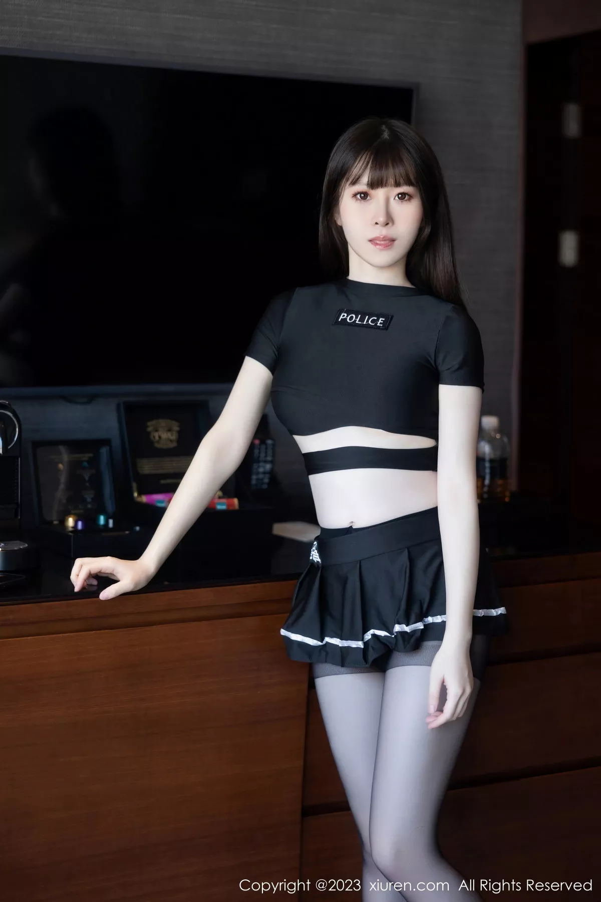 模特林悠悠性感黑色上衣配黑短裙露开档黑丝秀曼妙身姿诱惑写真98P-第1章-图片1