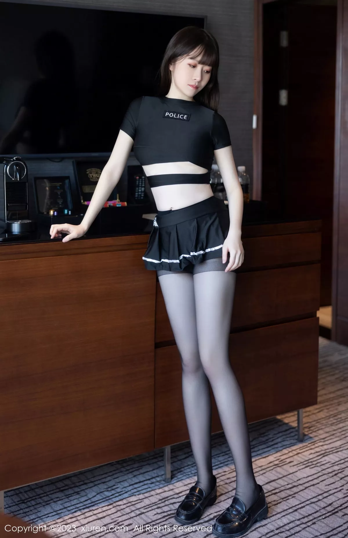 模特林悠悠性感黑色上衣配黑短裙露开档黑丝秀曼妙身姿诱惑写真98P-第1章-图片2