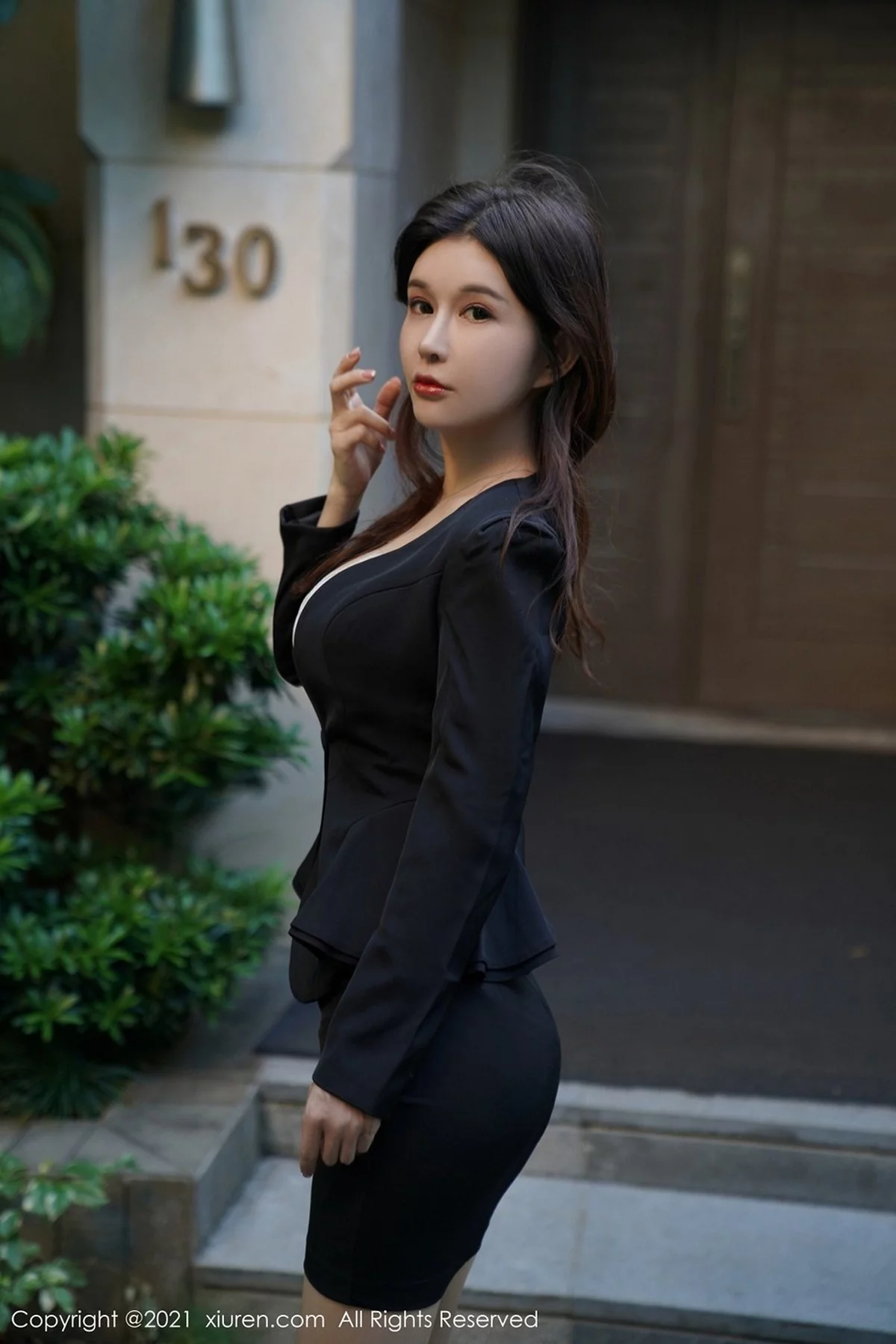 嫩模张雨萌江浙沪旅拍职业装OL主题半脱露肉丝裤袜秀翘臀诱惑写真57P-第1章-图片1