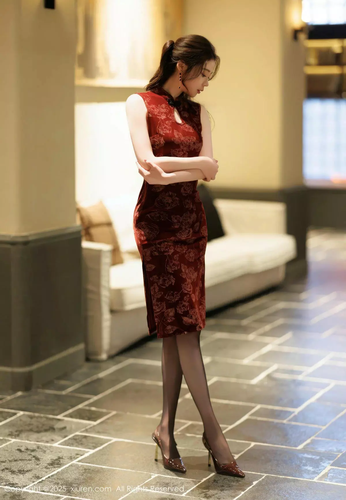 模特梦心玥红色旗袍露紫色情趣服饰配黑丝袜秀高挑身材诱惑写真82P-第1章-图片3