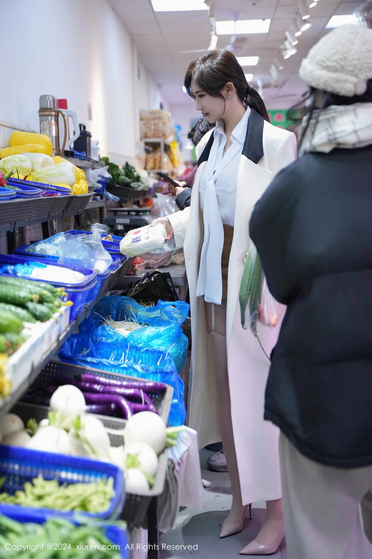 女神Carol周妍希性感白色上衣配肉丝吊袜秀丰满身材诱惑写真96P-第1章-图片2