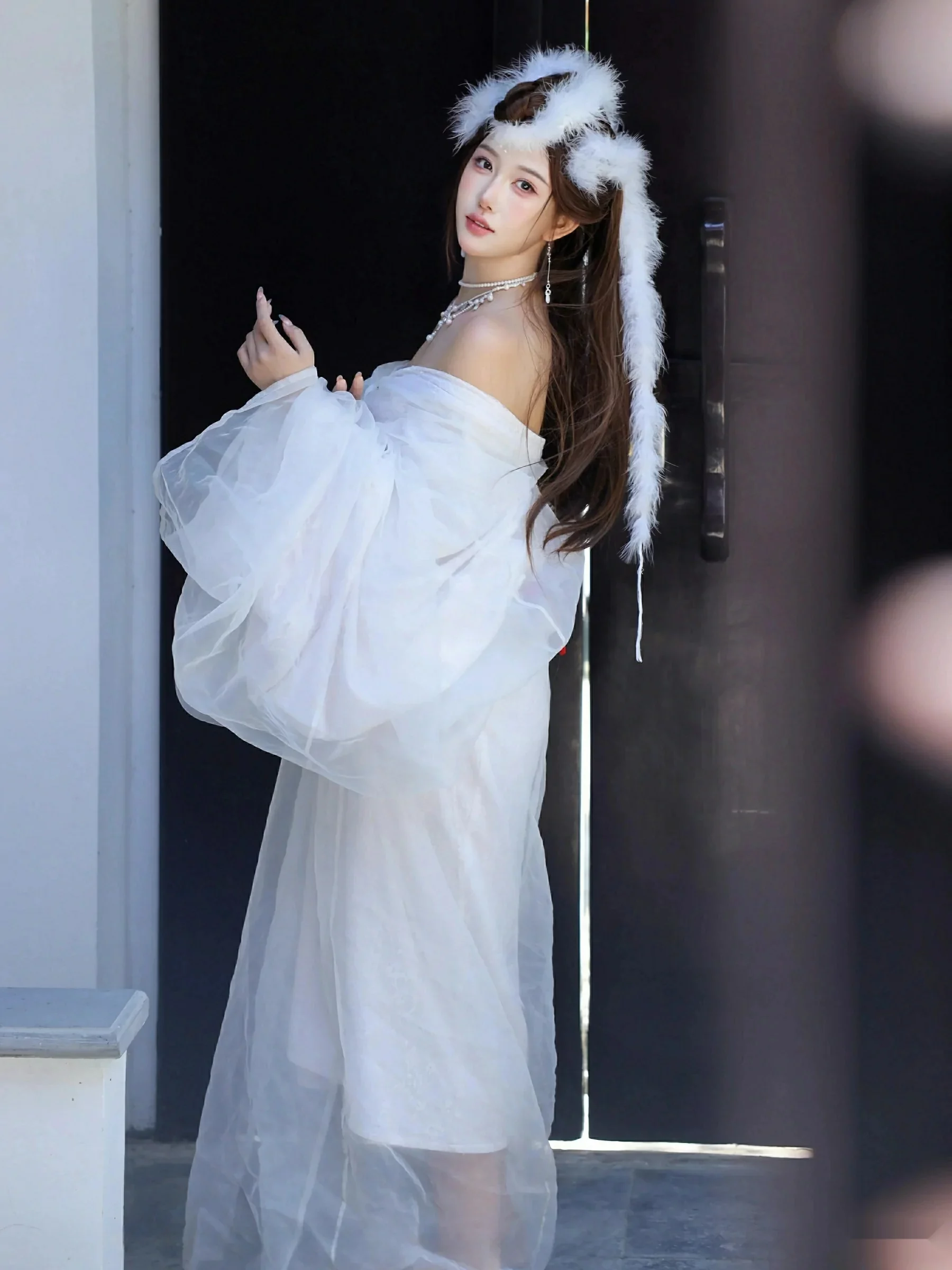 模特金允希Yuki性感白色锦毛鼠装扮低胸秀丰腴身材完美诱惑写真78P-第1章-图片3