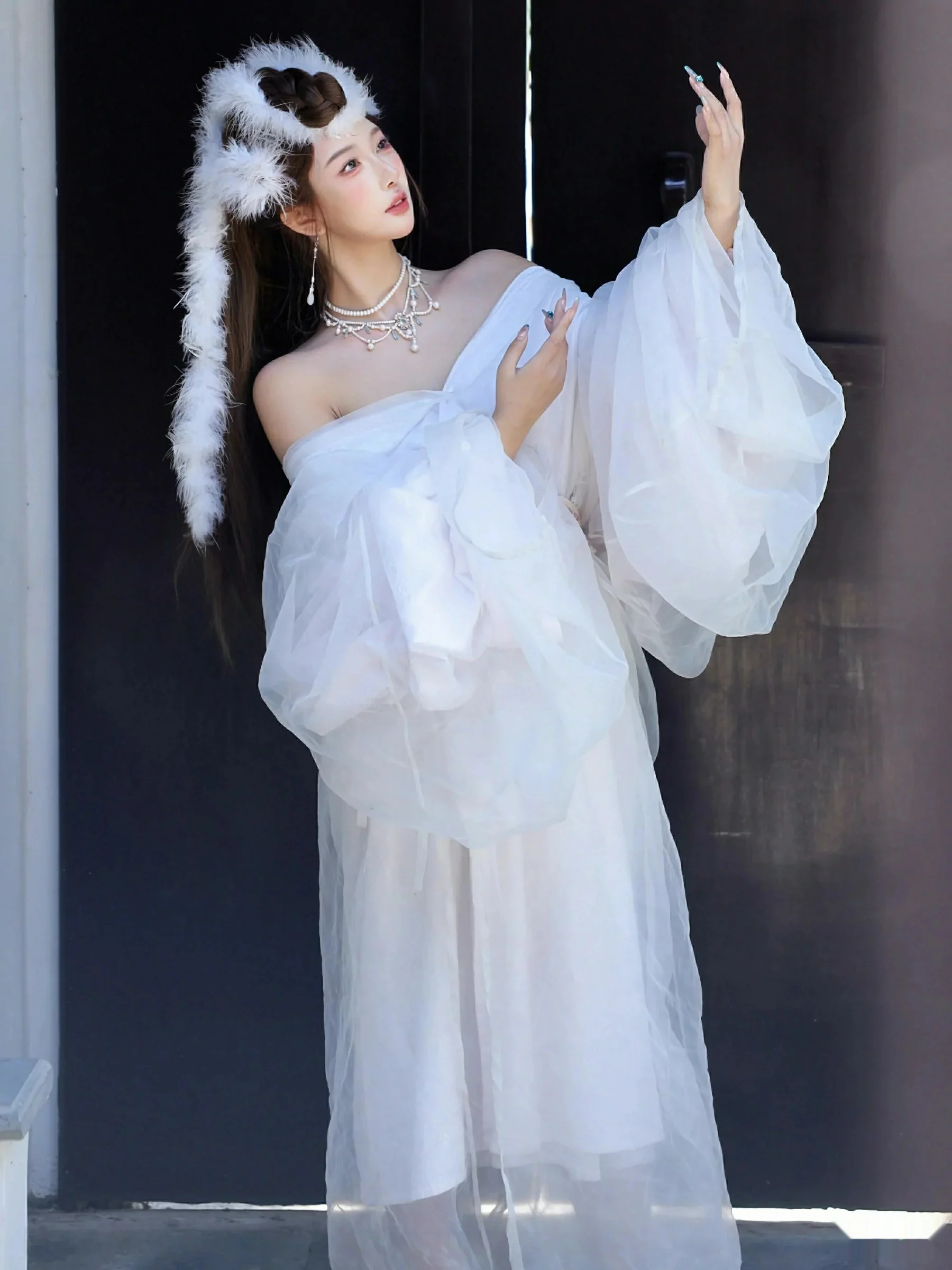 模特金允希Yuki性感白色锦毛鼠装扮低胸秀丰腴身材完美诱惑写真78P-第1章-图片4