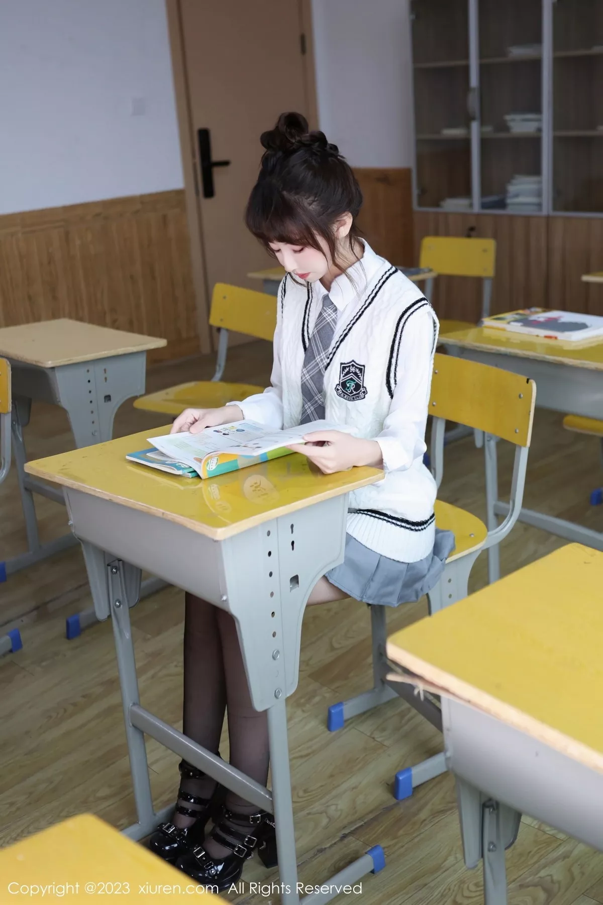 模特白笑笑性感白色学妹制服露轻透内衣黑丝袜秀美腿诱惑写真87P-第1章-图片1