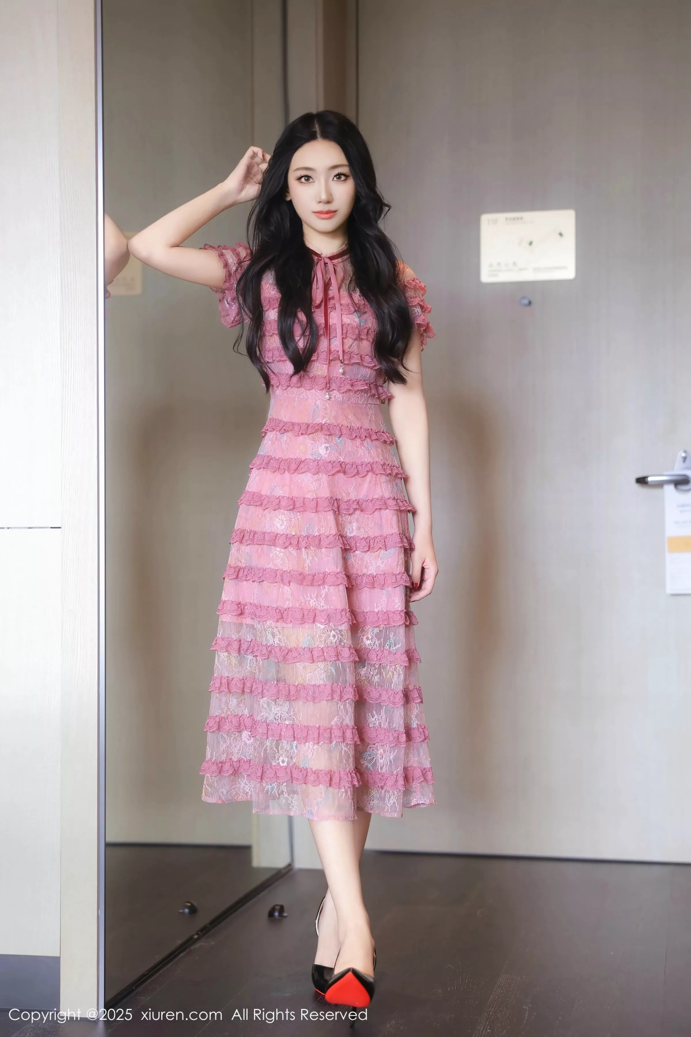 模特桑宁性感紫色连衣短裙露白色内衣配超薄黑丝秀美腿诱惑写真77P-第1章-图片1