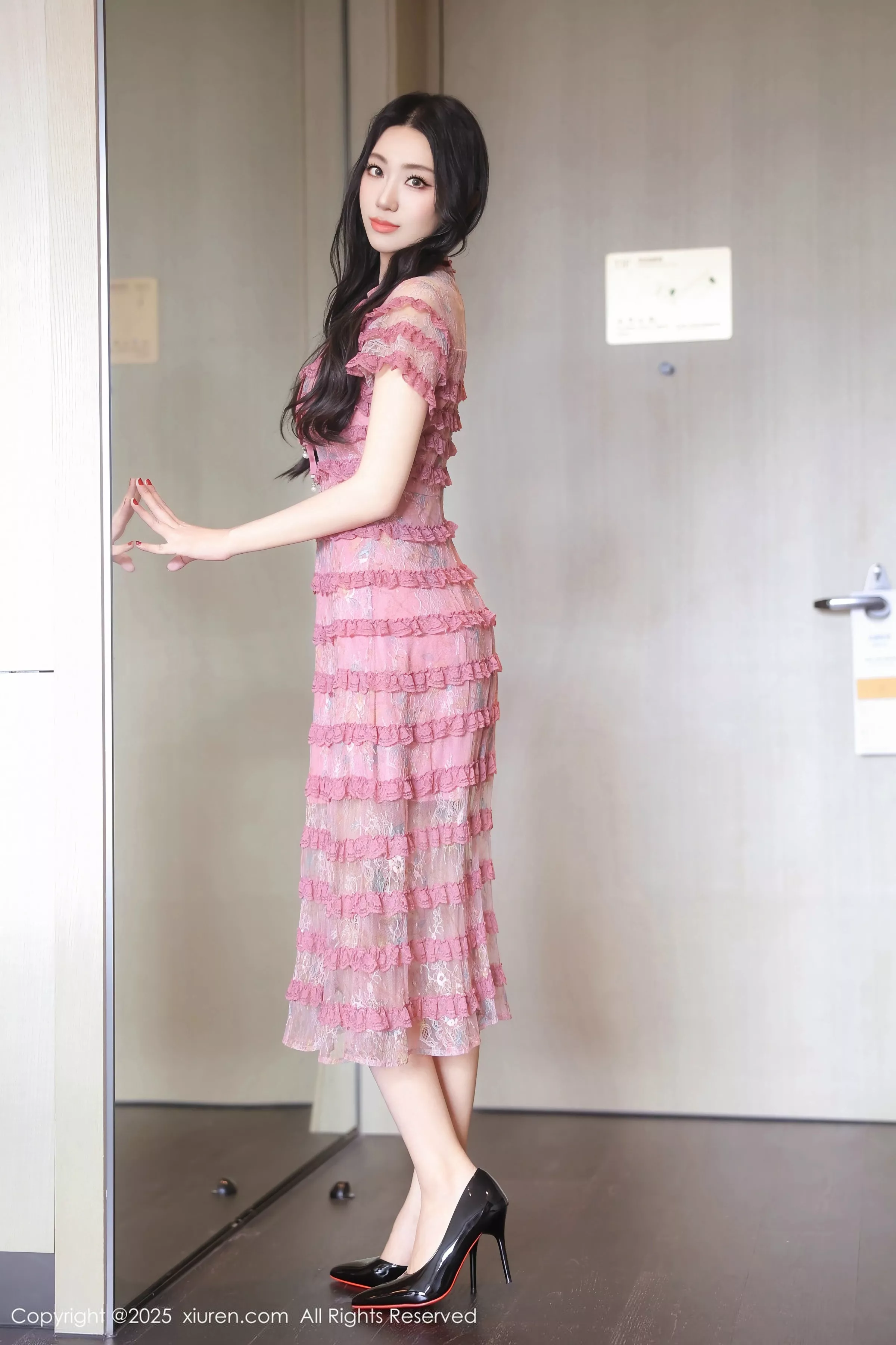 模特桑宁性感紫色连衣短裙露白色内衣配超薄黑丝秀美腿诱惑写真77P-第1章-图片2