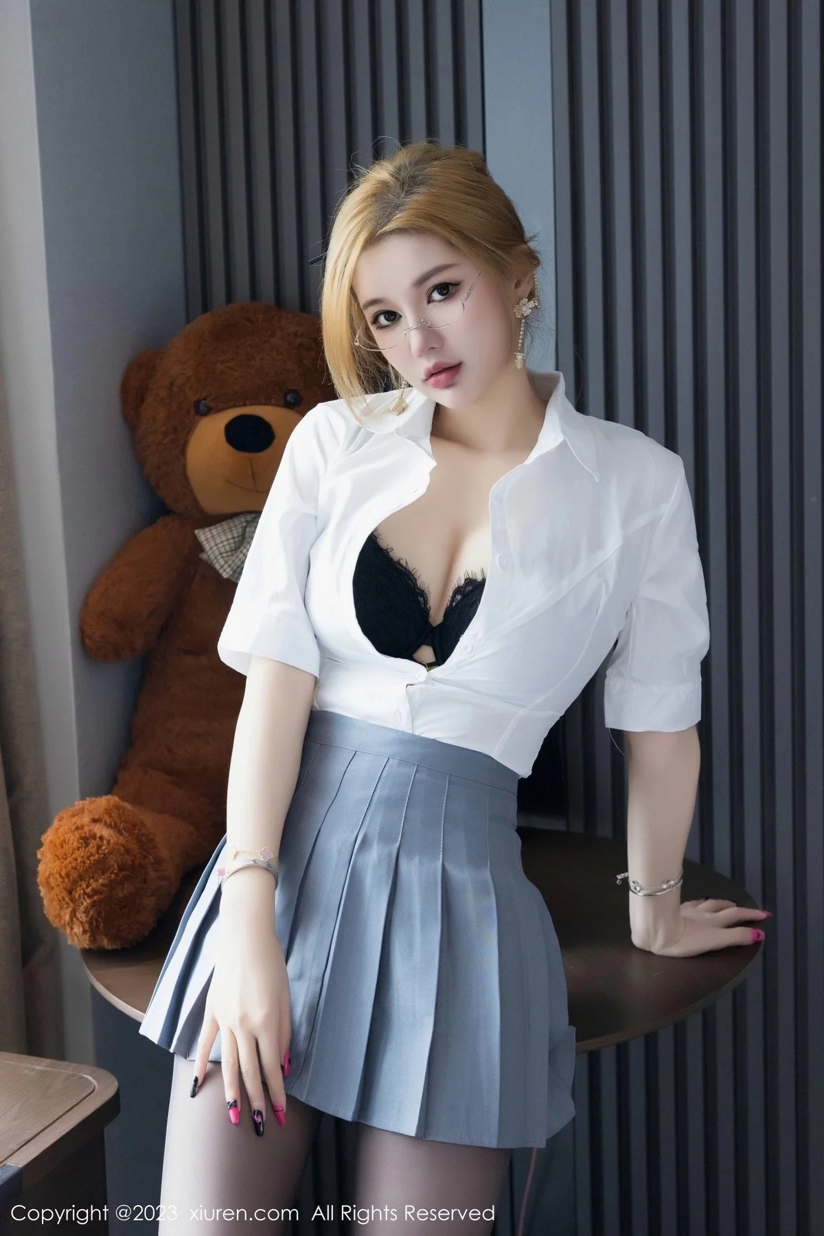 模特杨可可coco性感白T配灰色短裙露黑色蕾丝内衣迷人诱惑写真91P-第1章-图片1